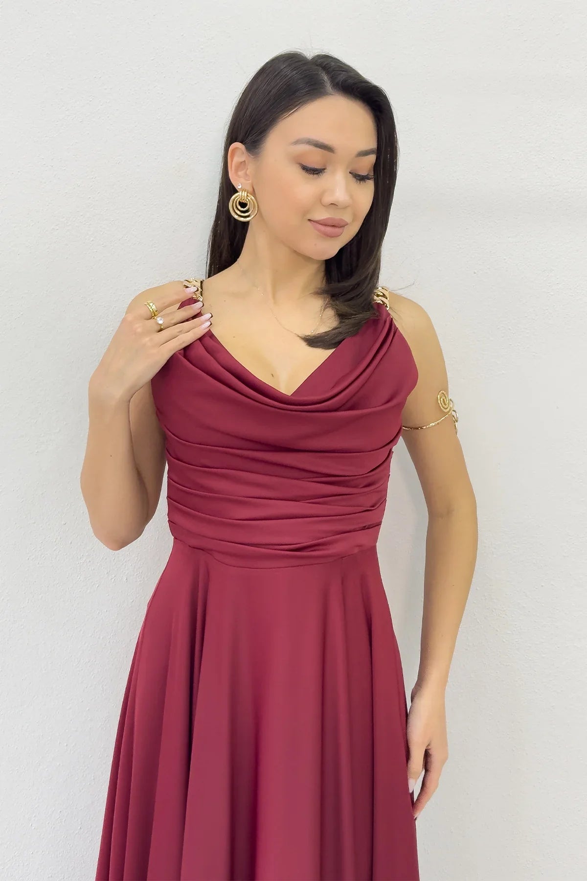 Bordo Gold Askılı Ön Drapeli Saten Yırtmaçlı Abiye Elbise