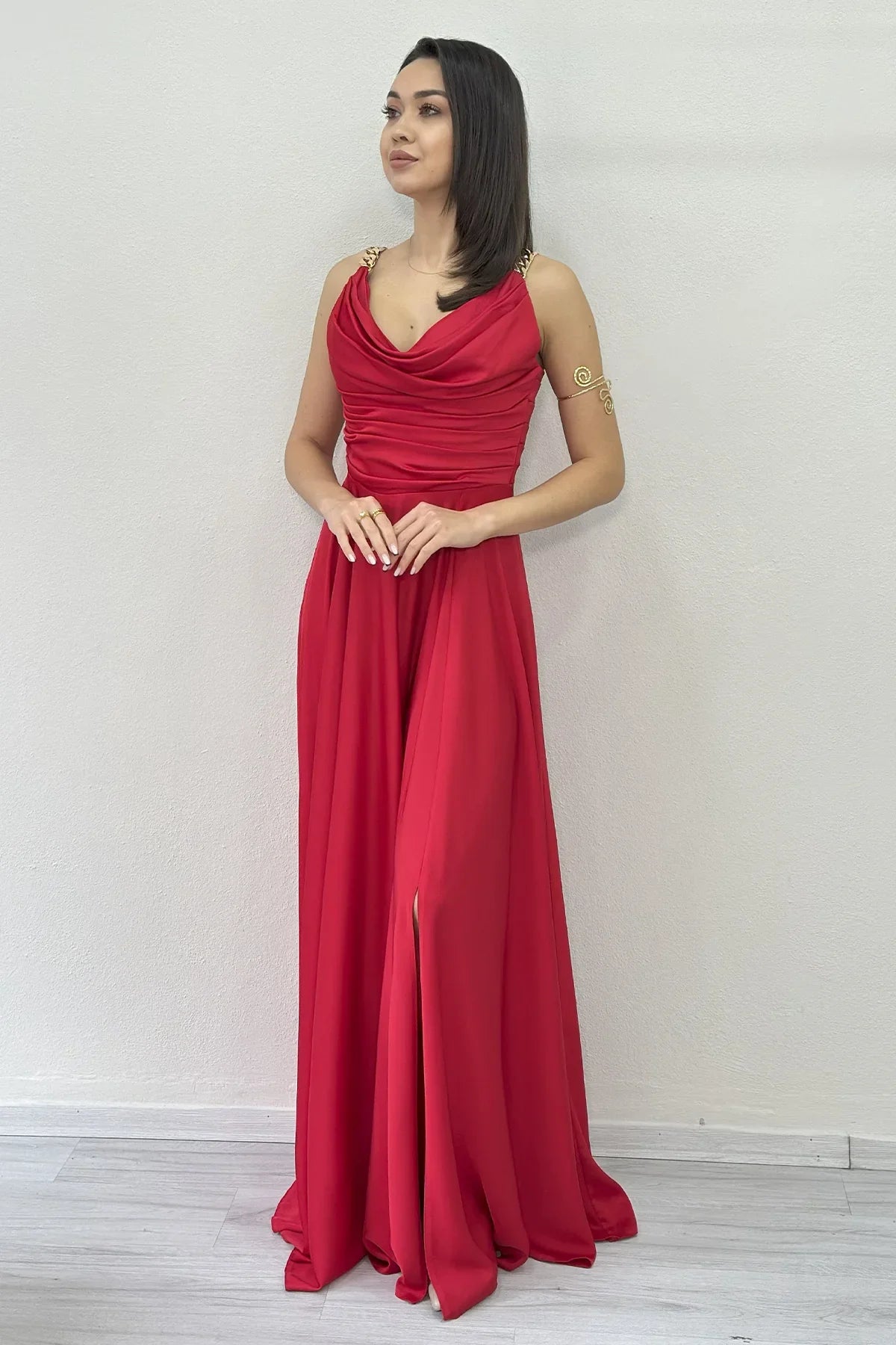 Kırmızı Gold Askılı Ön Drapeli Saten Yırtmaçlı Abiye Elbise