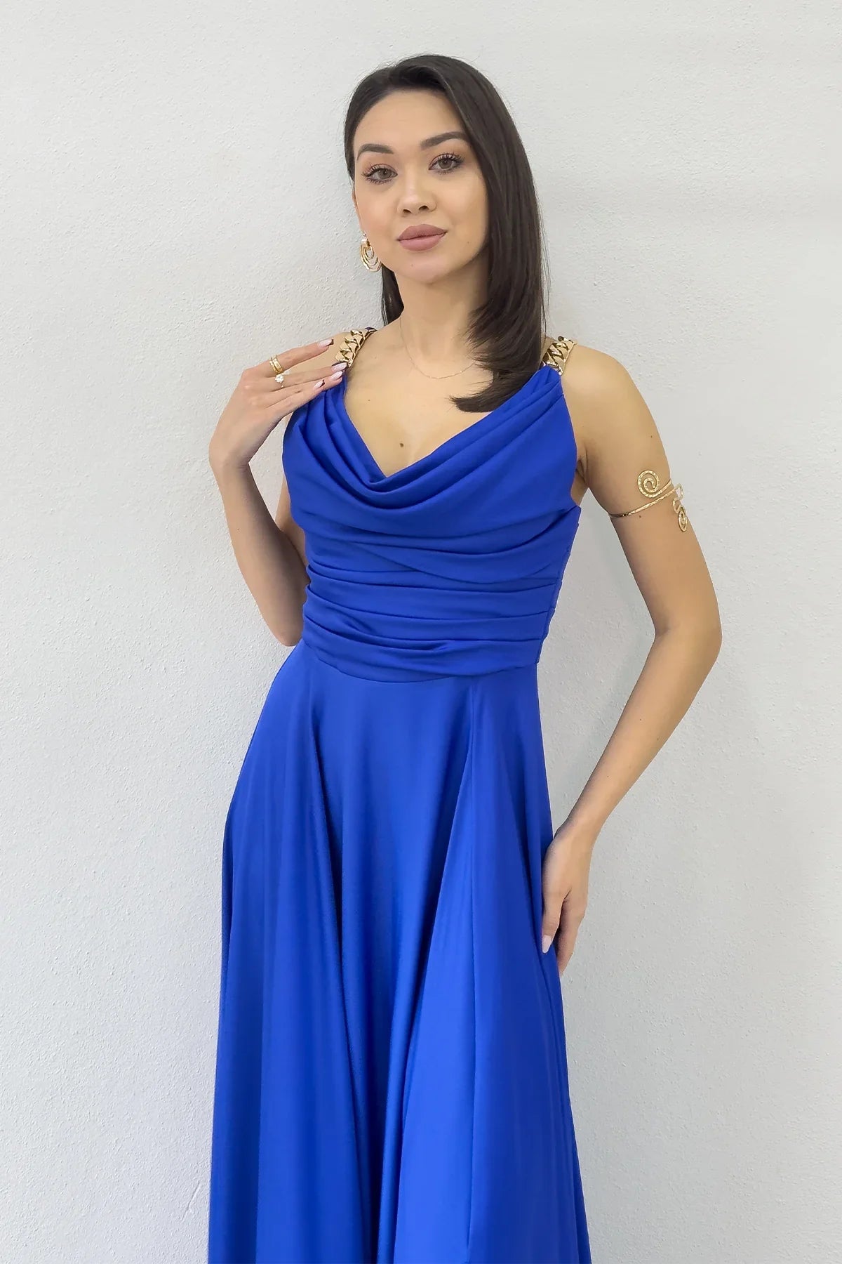 Saks Mavi Gold Askılı Ön Drapeli Saten Yırtmaçlı Abiye Elbise