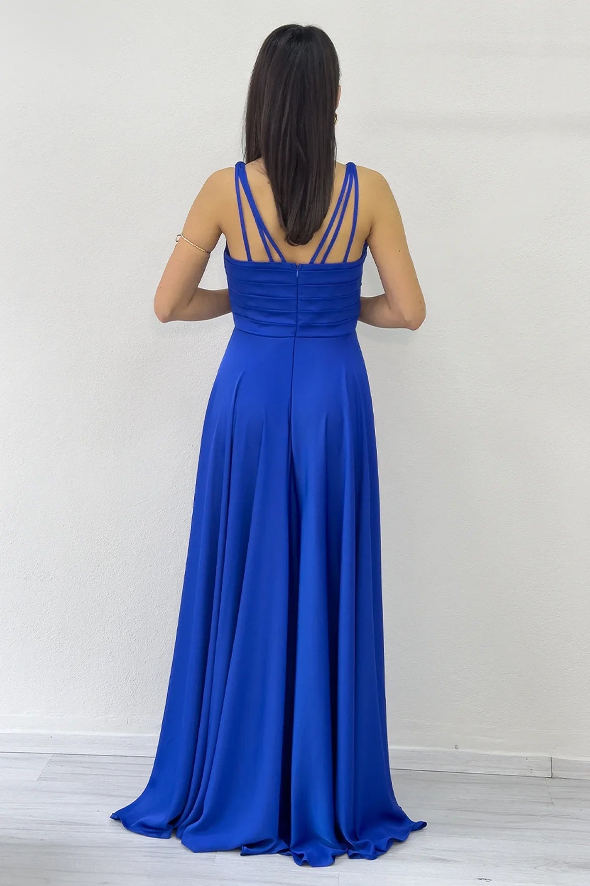 Saks Mavi Gold Askılı Ön Drapeli Saten Yırtmaçlı Abiye Elbise