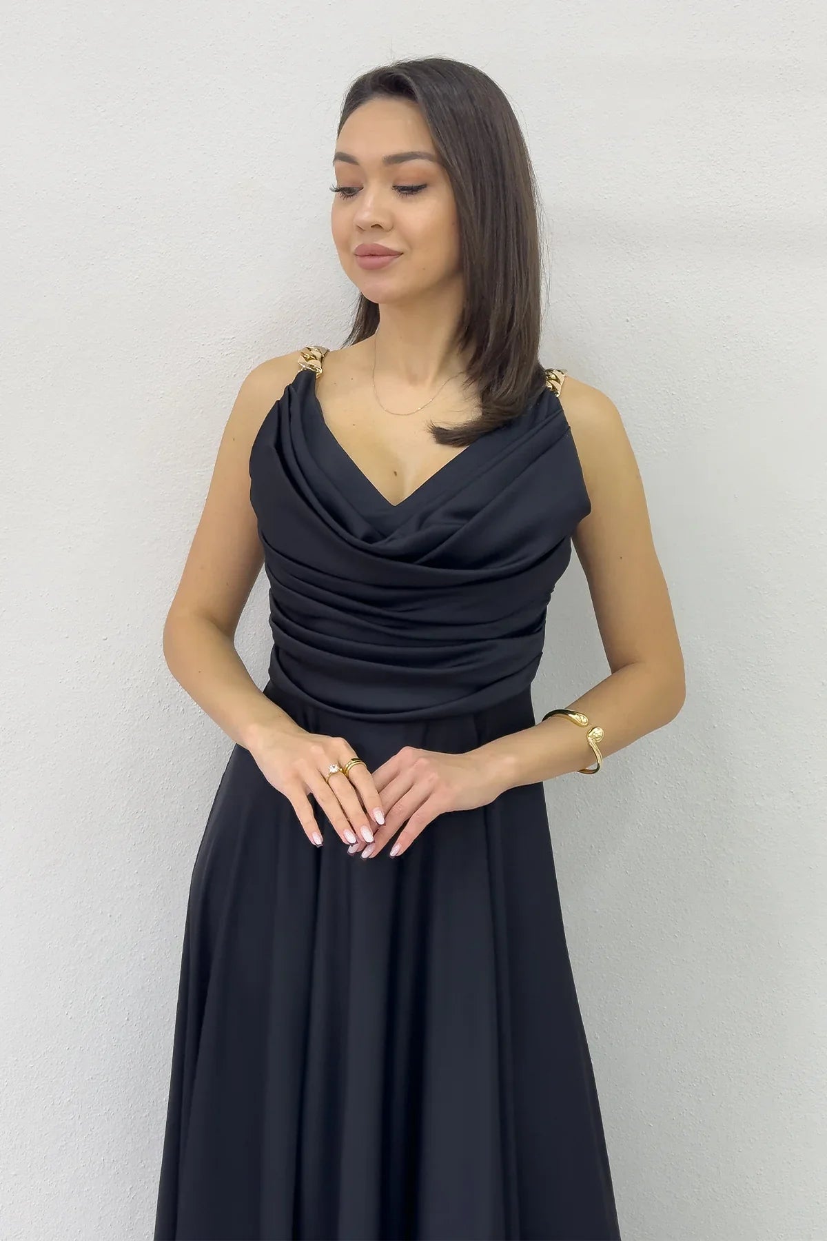 Siyah Gold Askılı Ön Drapeli Saten Yırtmaçlı Abiye Elbise