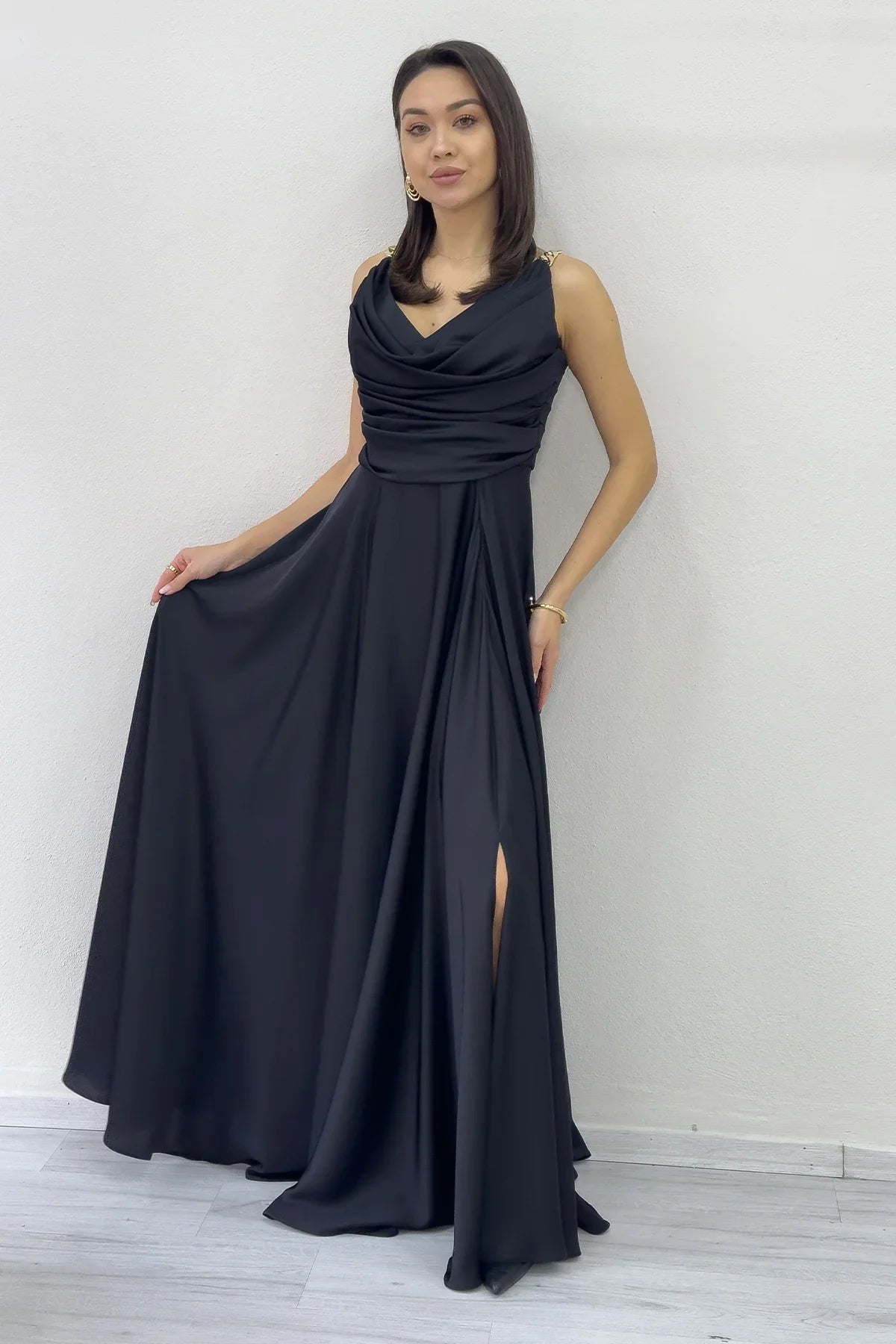 Siyah Gold Askılı Ön Drapeli Saten Yırtmaçlı Abiye Elbise