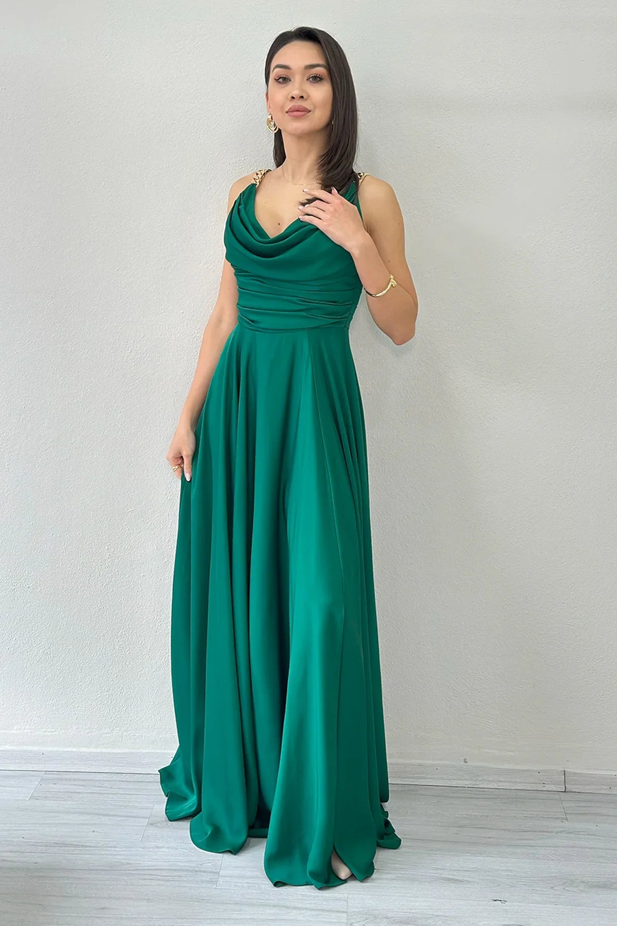 Yeşil Gold Askılı Ön Drapeli Saten Yırtmaçlı Abiye Elbise