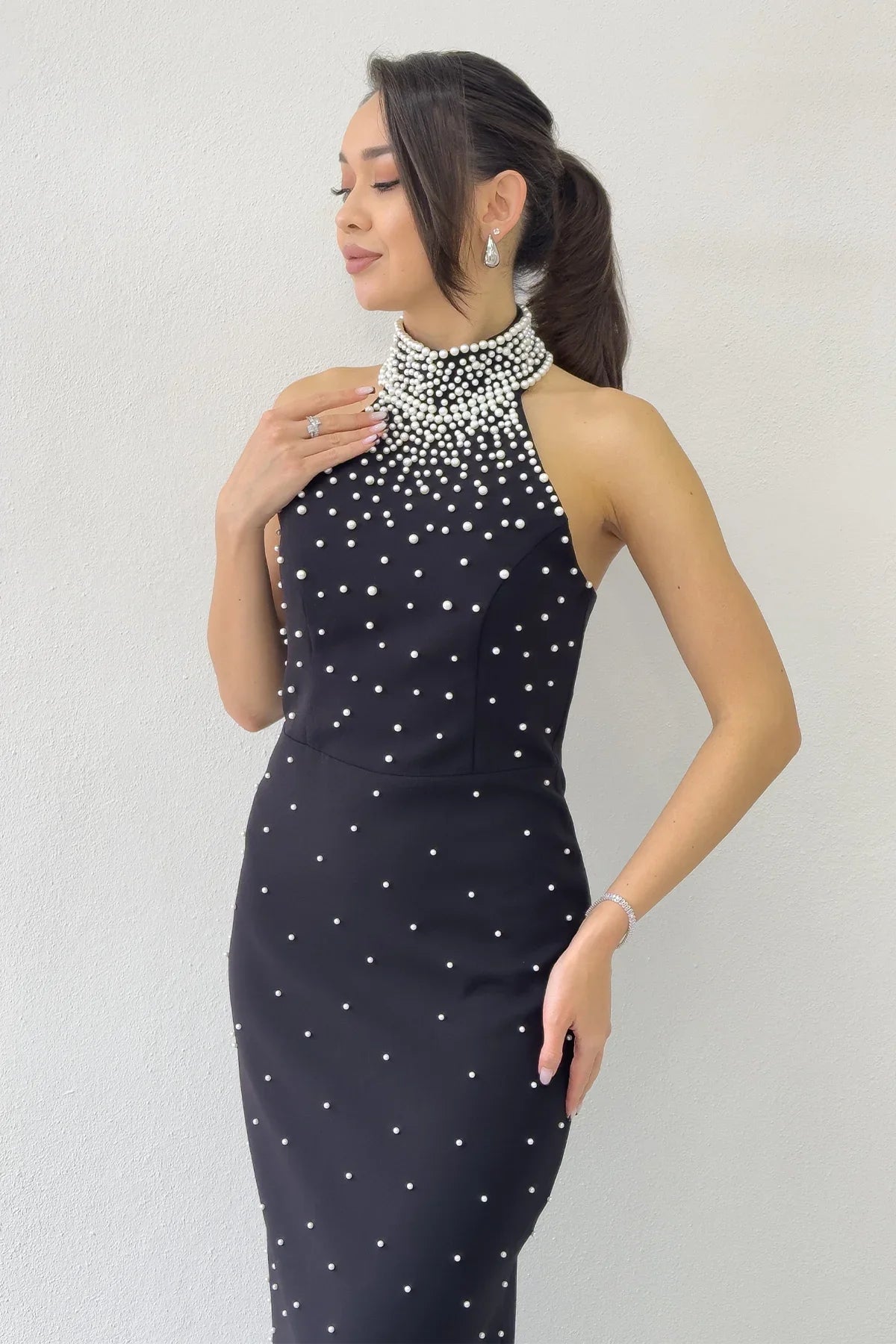 Kadın Siyah İncili Halter Yaka Abiye Elbise