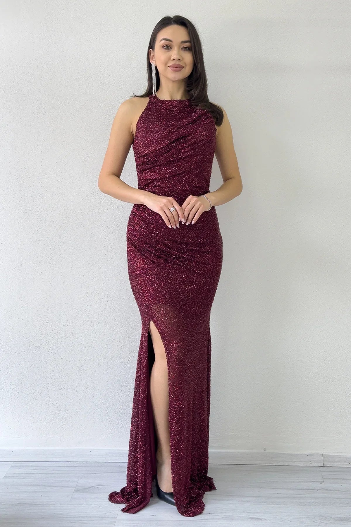 Bordo İşlemeli Halter Yaka Drapeli Yırtmaçlı Abiye Elbise 
