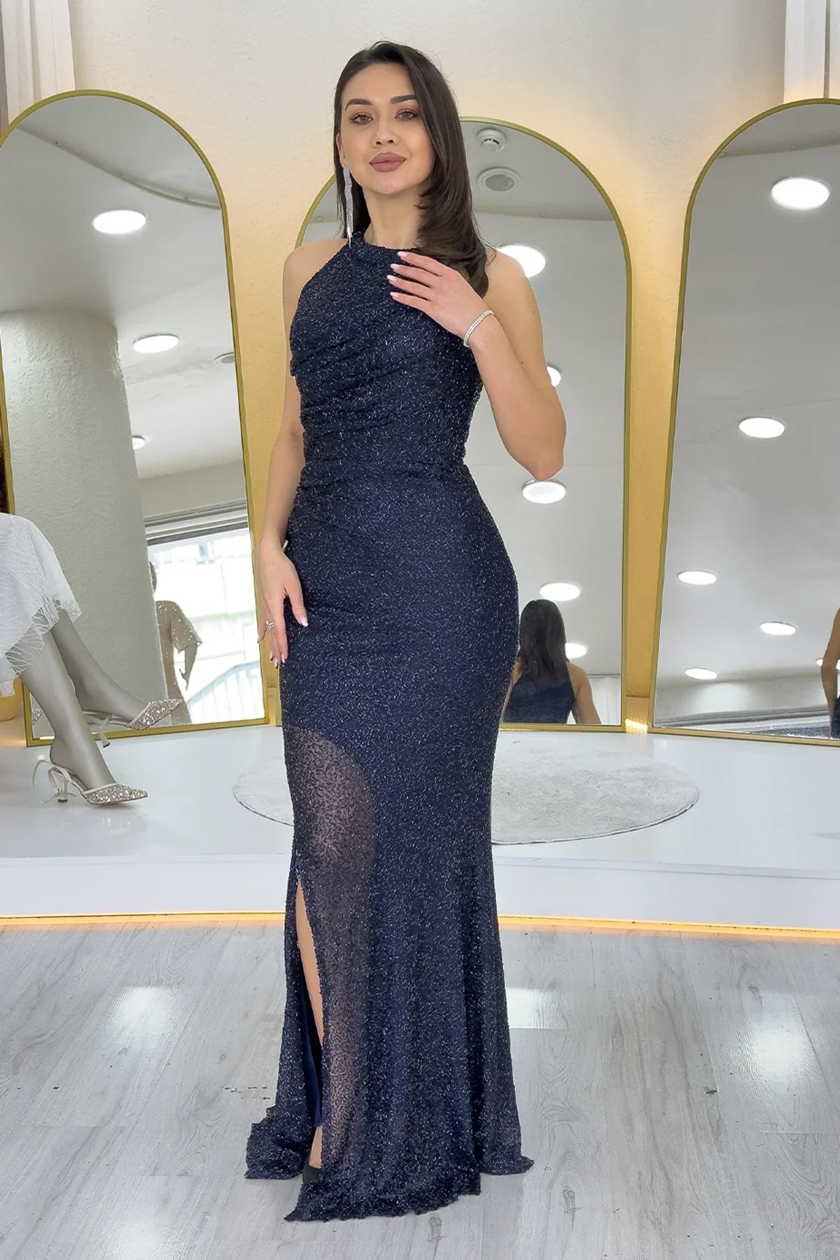 Lacivert İşlemeli Halter Yaka Drapeli Yırtmaçlı Abiye Elbise