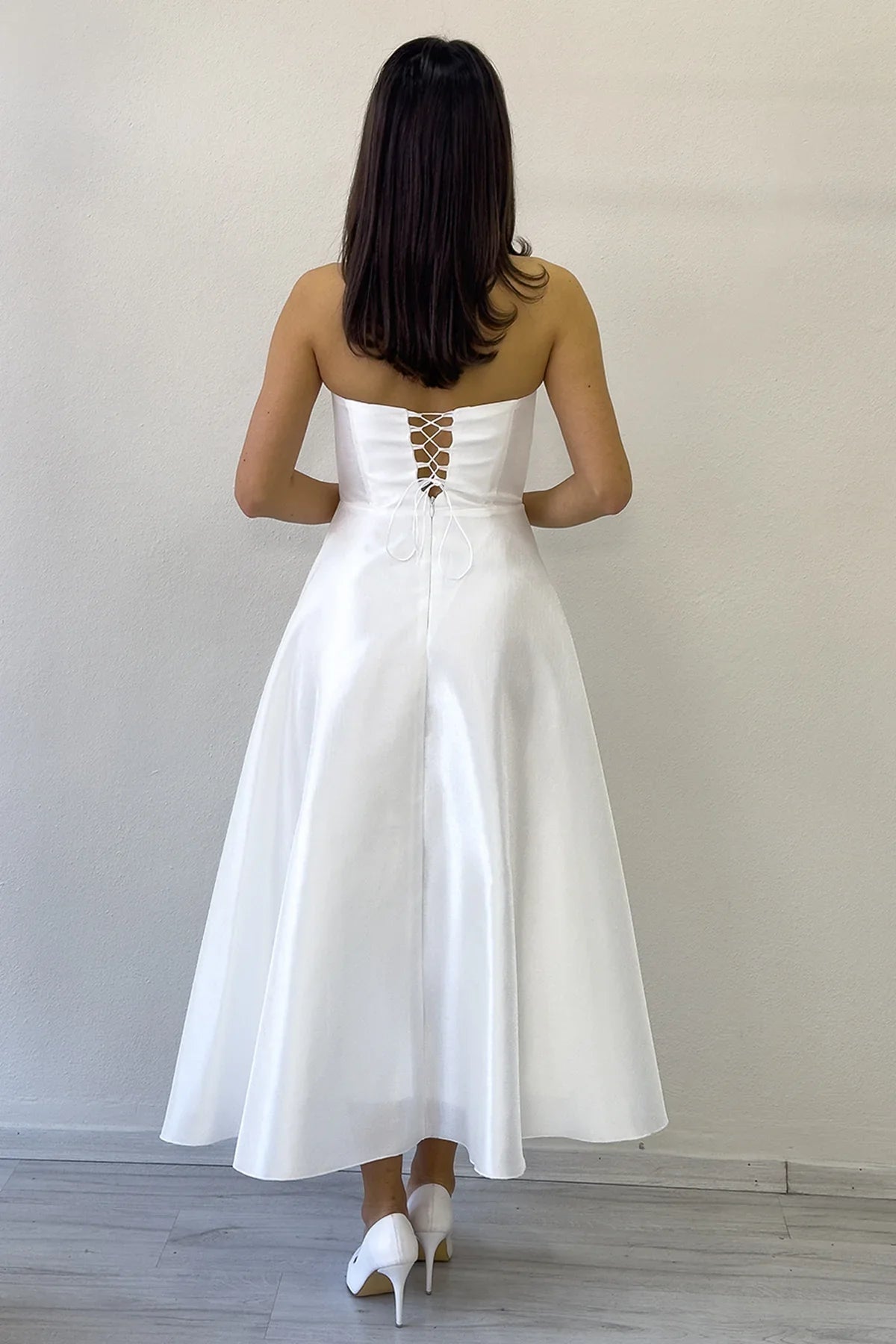 Beyaz Boncuk İşlemeli Straplez Korse Görünümlü Midi Boy Prenses Nikah Abiye Elbise