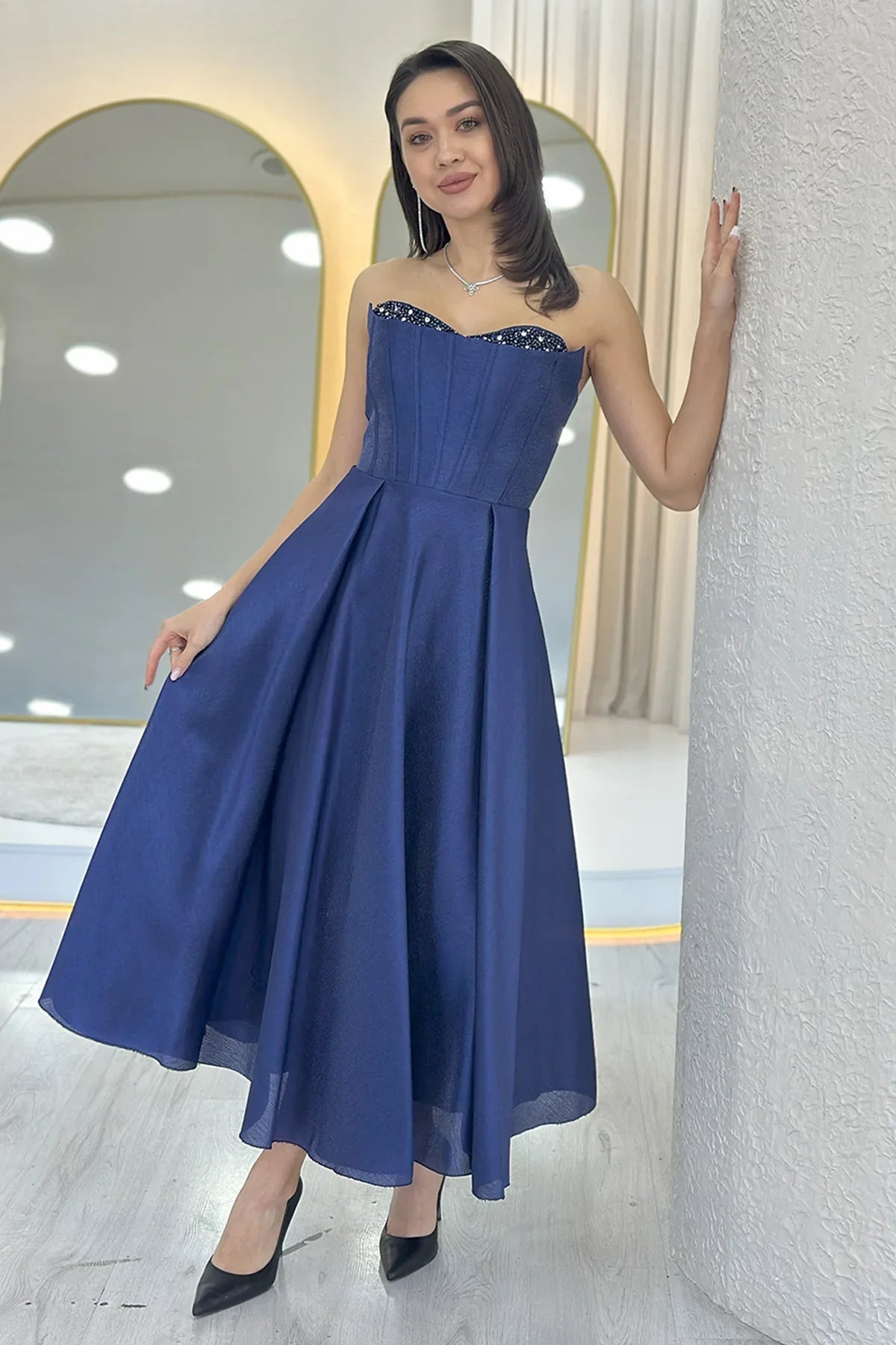 Lacivert Boncuk İşlemeli Straplez Korse Görünümlü Midi Boy Prenses Abiye Elbise