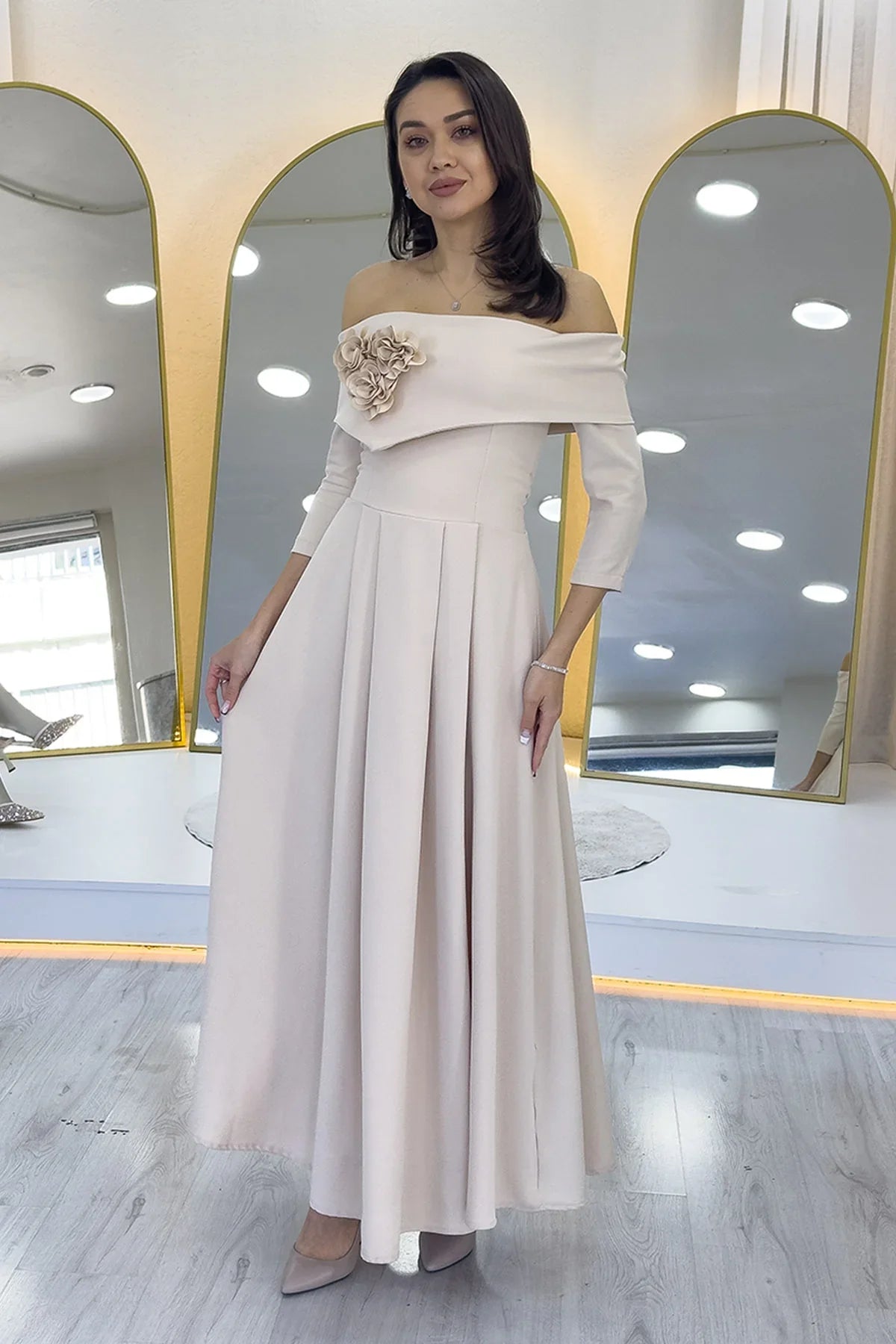 Kadın Bej Çıkarılabilir Çiçek Detay Madonna Yaka Midi Boy Elbise 