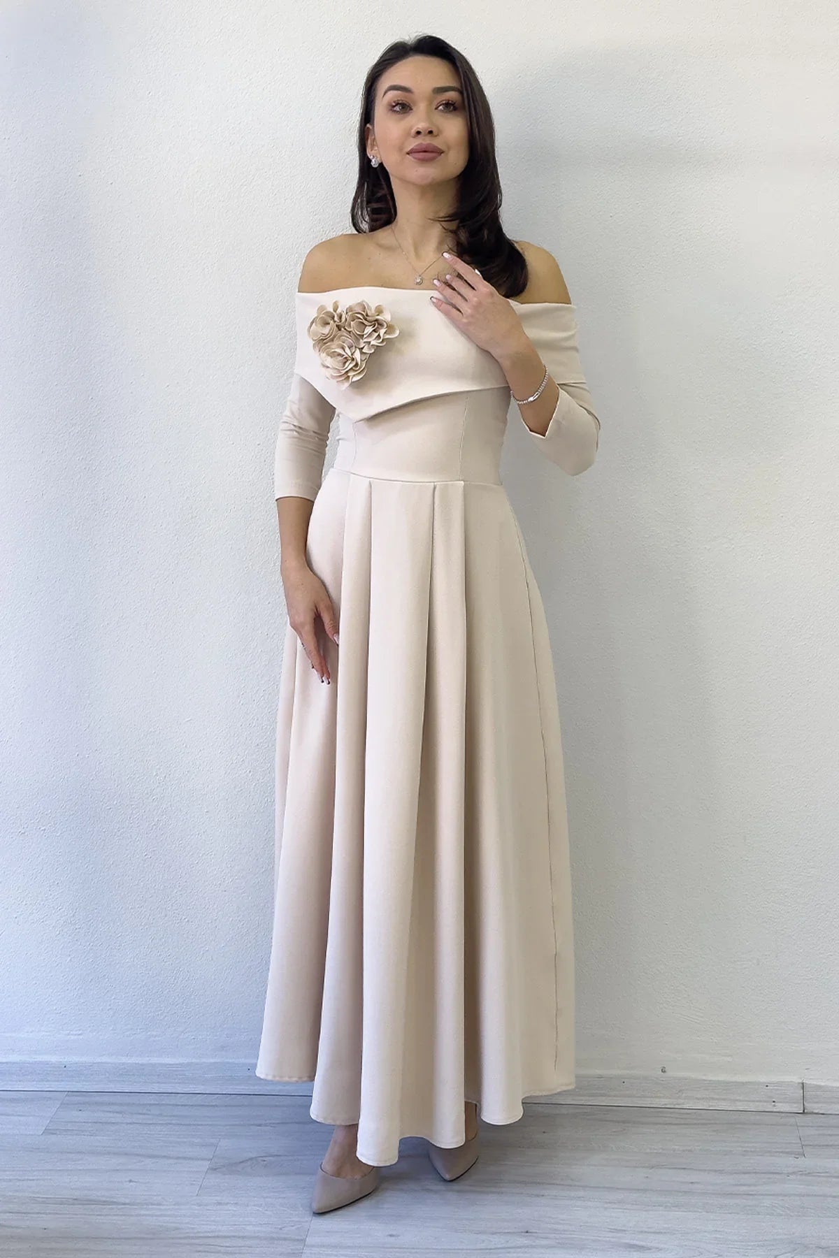 Kadın Bej Çıkarılabilir Çiçek Detay Madonna Yaka Midi Boy Elbise 