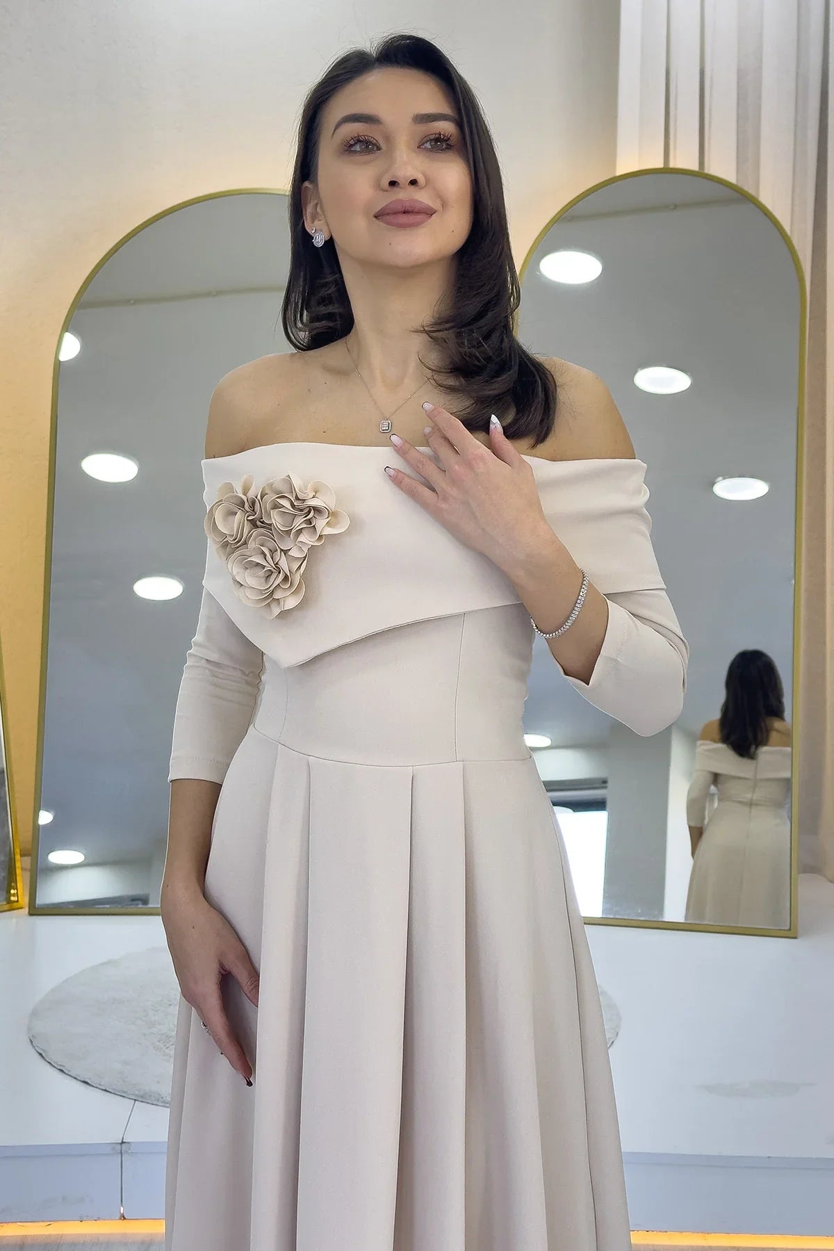 Kadın Bej Çıkarılabilir Çiçek Detay Madonna Yaka Midi Boy Elbise 