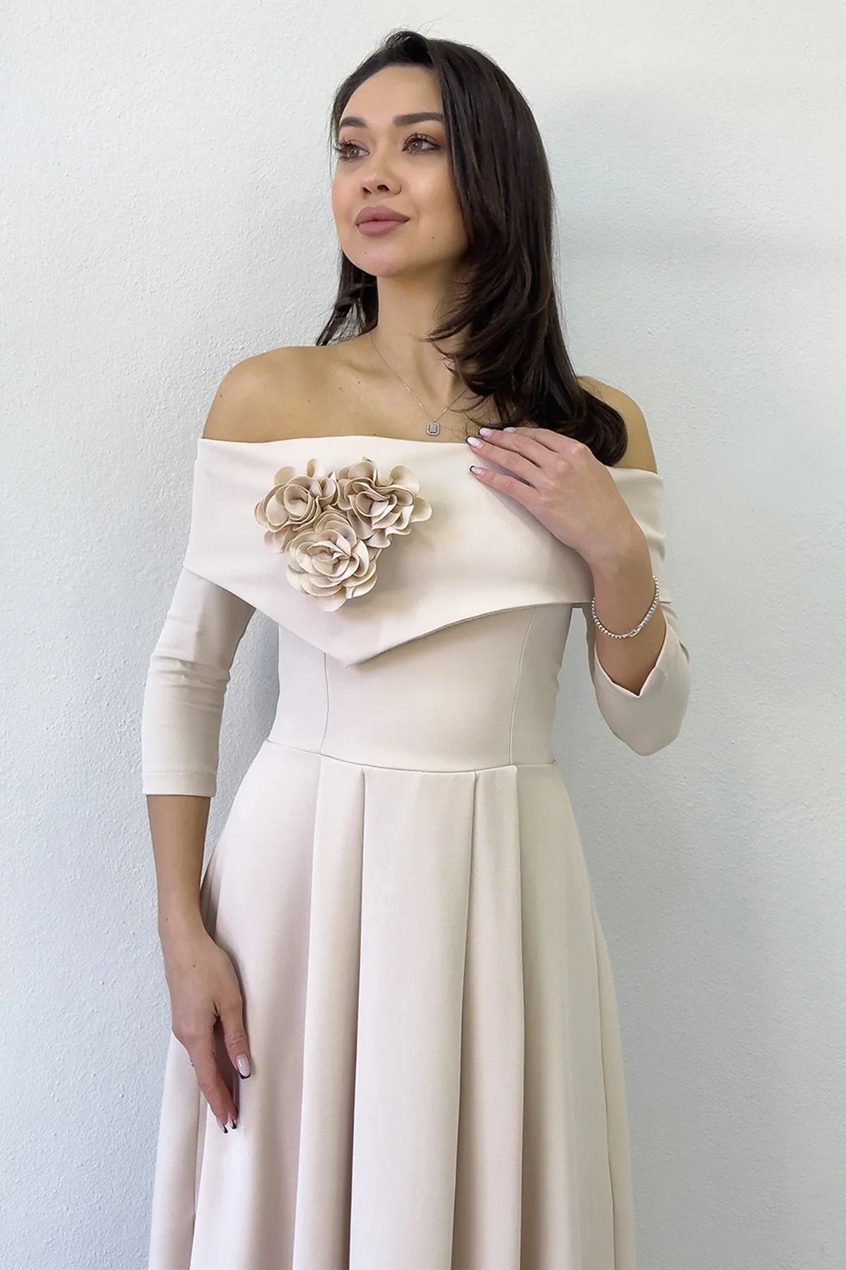 Kadın Bej Çıkarılabilir Çiçek Detay Madonna Yaka Midi Boy Elbise 