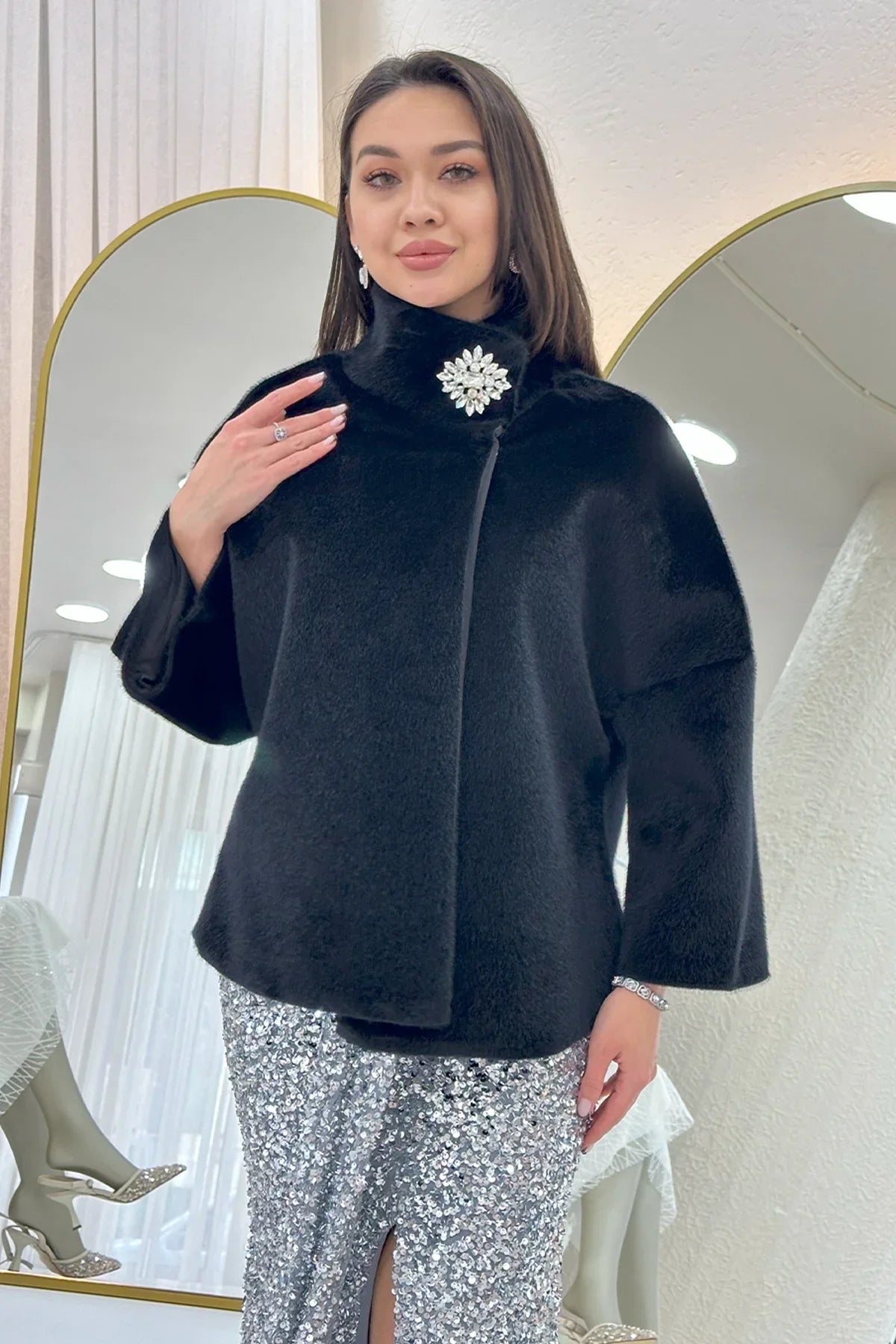 Siyah Dik Yaka Taş Detaylı Abiye Kürk