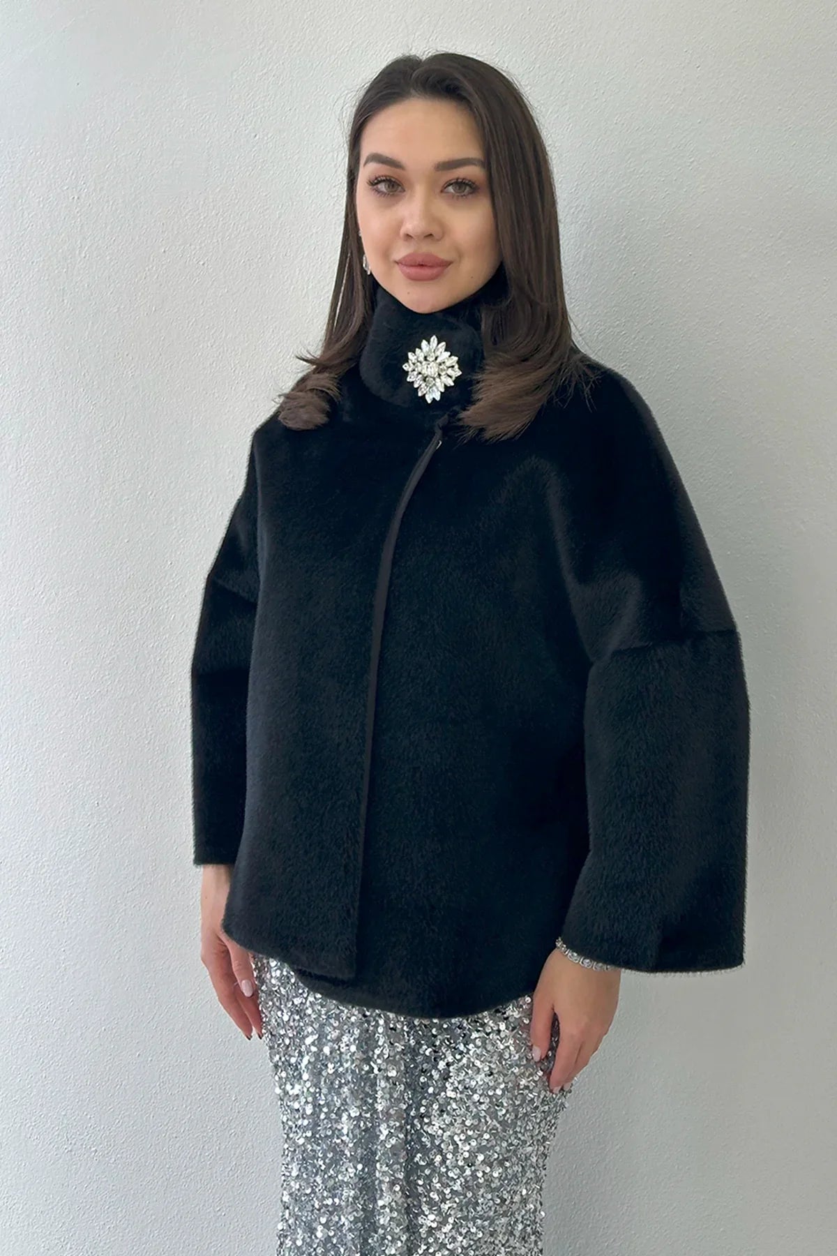 Siyah Dik Yaka Taş Detaylı Abiye Kürk