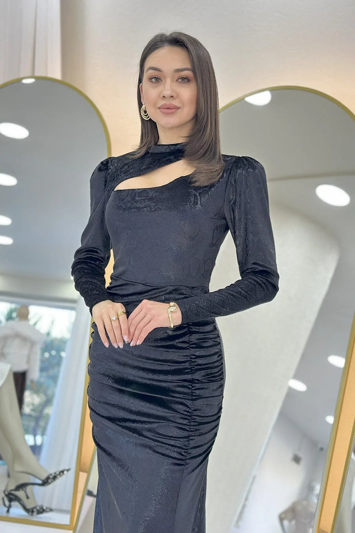 Siyah Yaka Dekolteli Kadife Dokulu Drapeli Yırtmaçlı Abiye Elbise 