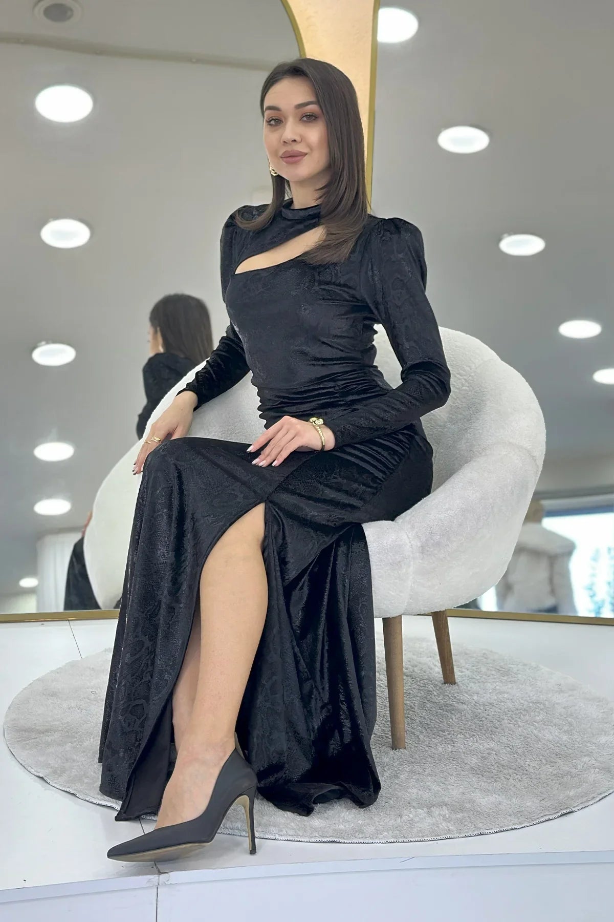 Siyah Yaka Dekolteli Kadife Dokulu Drapeli Yırtmaçlı Abiye Elbise 