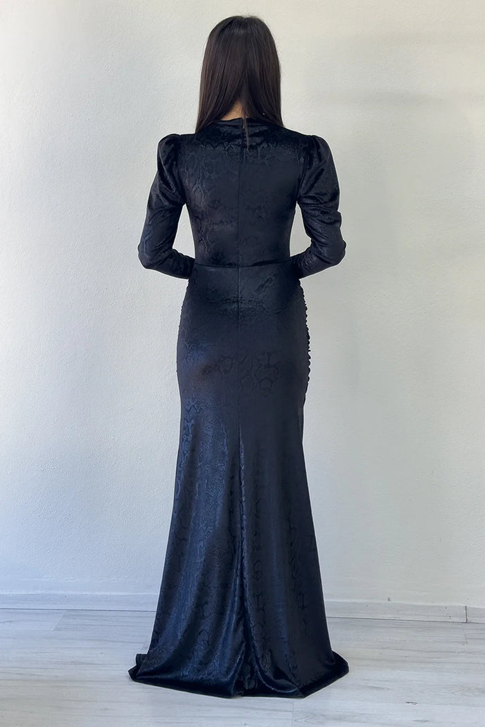 Siyah Yaka Dekolteli Kadife Dokulu Drapeli Yırtmaçlı Abiye Elbise 