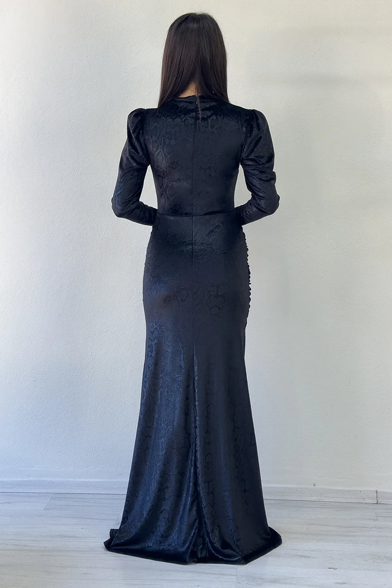 Siyah Yaka Dekolteli Kadife Dokulu Drapeli Yırtmaçlı Abiye Elbise 