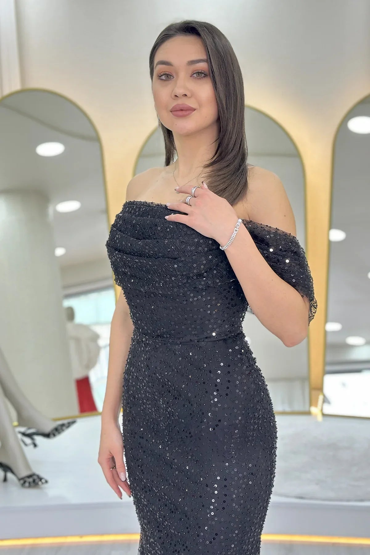 Siyah Madonna Yaka Pul İşlemeli Balık Abiye Elbise