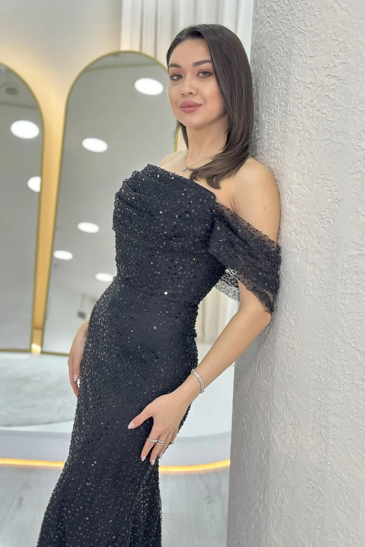 Siyah Madonna Yaka Pul İşlemeli Balık Abiye Elbise