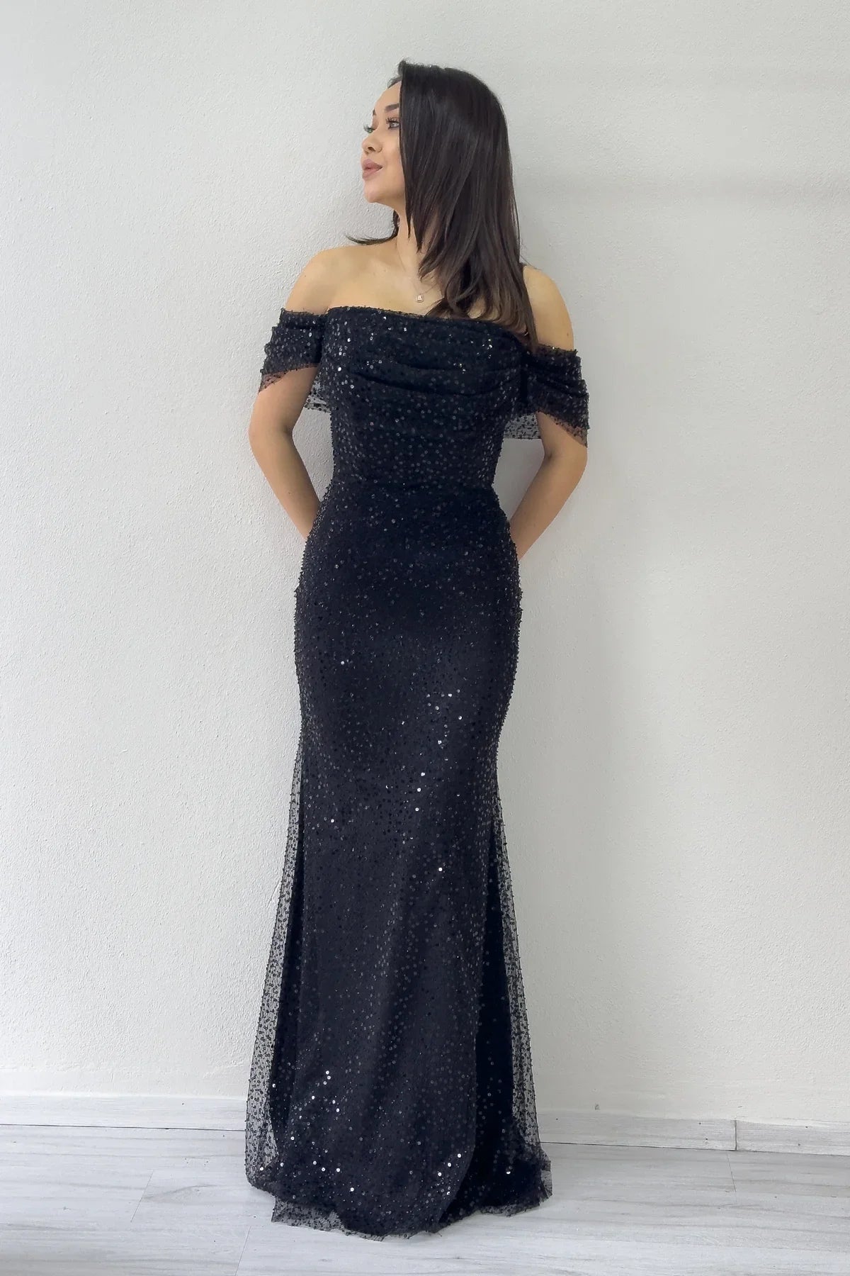 Siyah Madonna Yaka Pul İşlemeli Balık Abiye Elbise