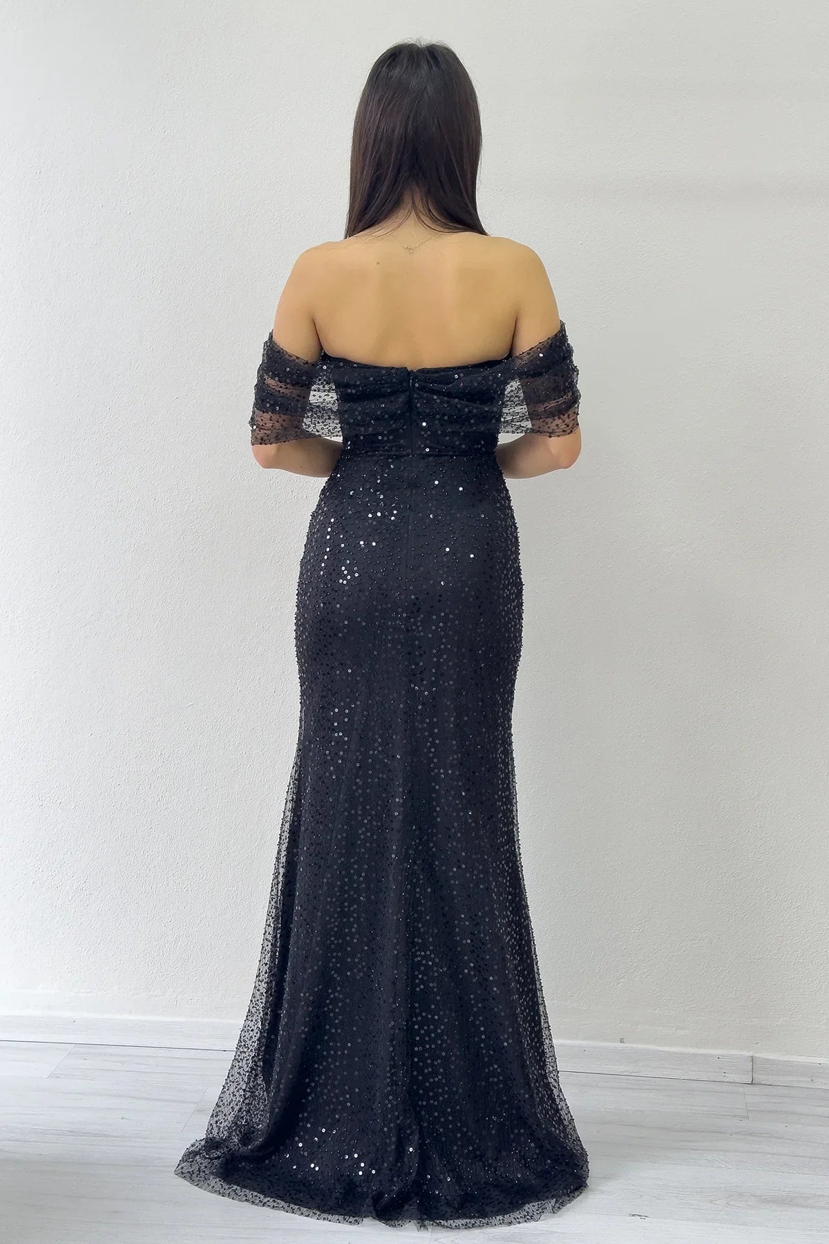 Siyah Madonna Yaka Pul İşlemeli Balık Abiye Elbise