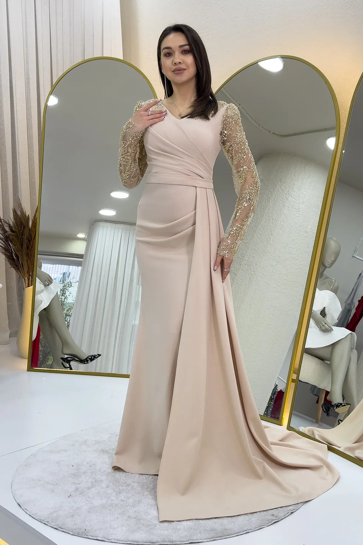 Gold İşlemeli Transparan Kol Kruvaze Yaka Kuyruklu Abiye Elbise 