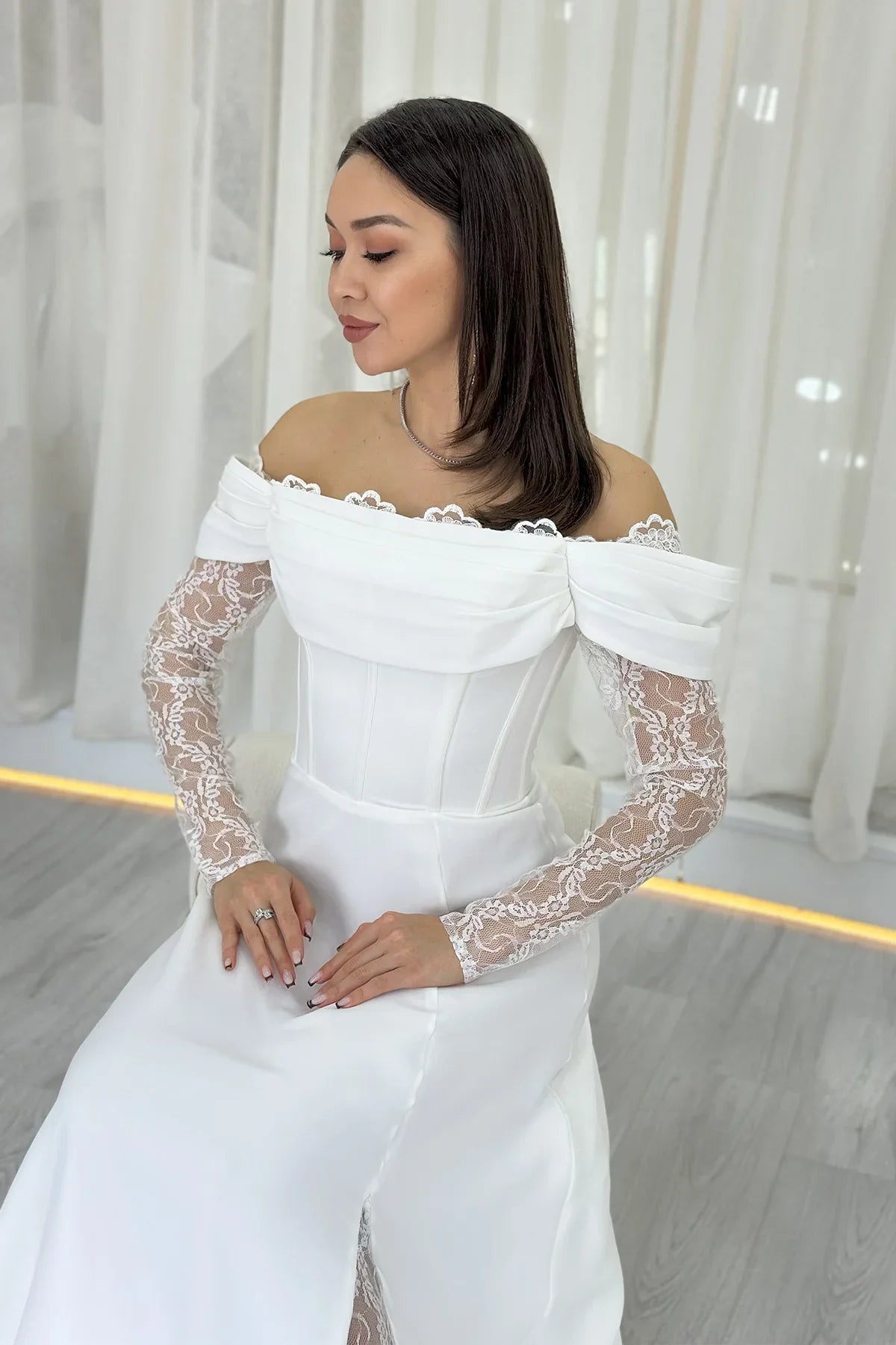 Beyaz Dantel Kollu Yırtmaçlı Tasarım Nikah Abiye Elbise 