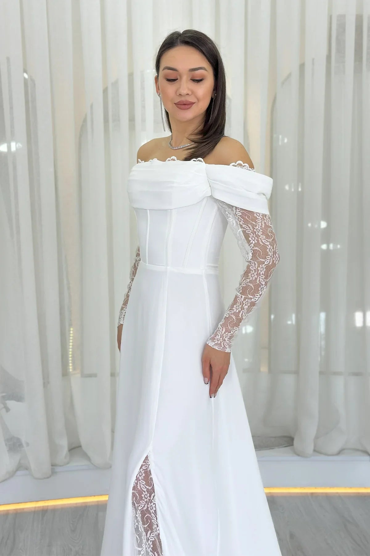 Beyaz Dantel Kollu Yırtmaçlı Tasarım Nikah Abiye Elbise 