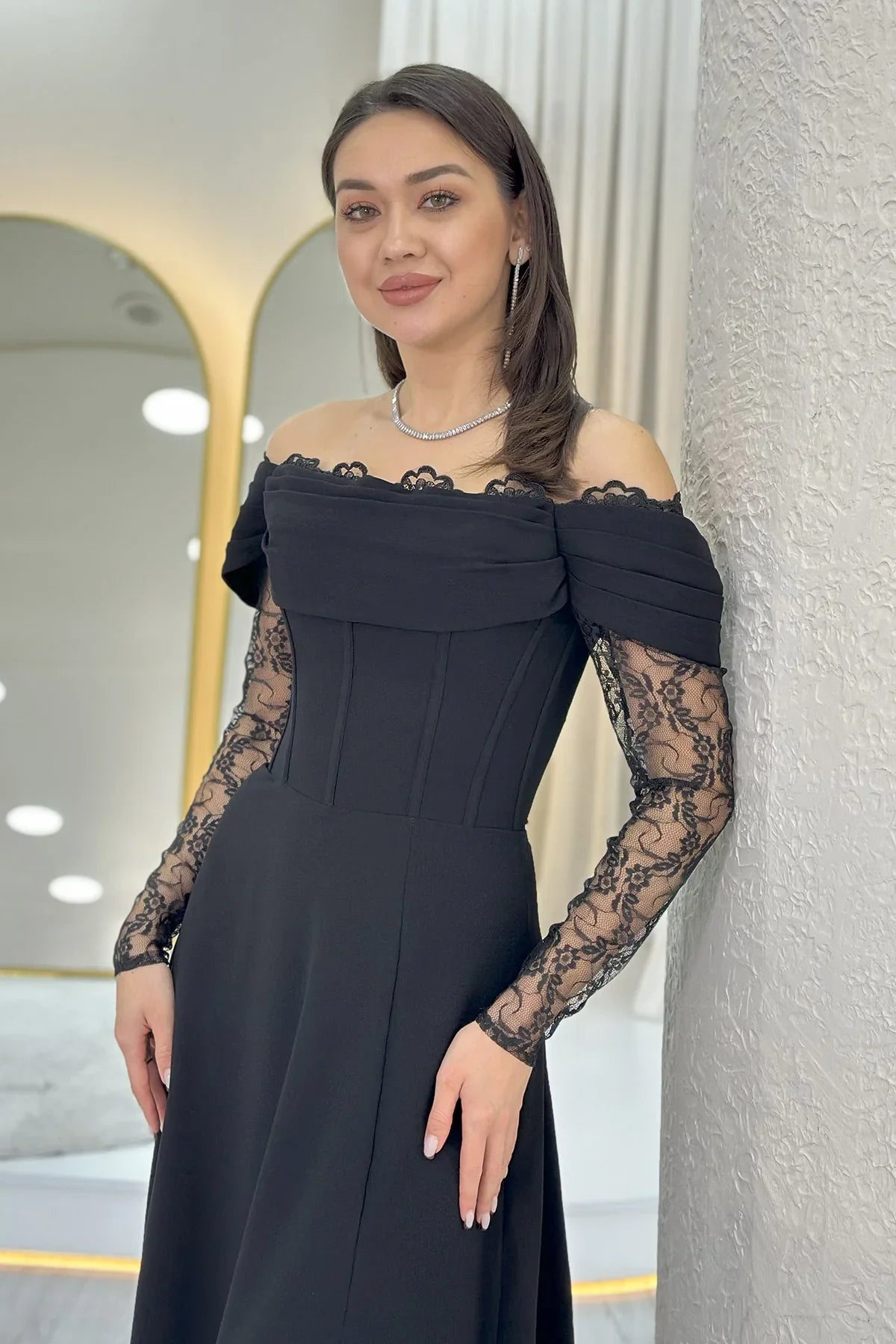 Siyah Dantel Kollu Yırtmaçlı Tasarım Abiye Elbise