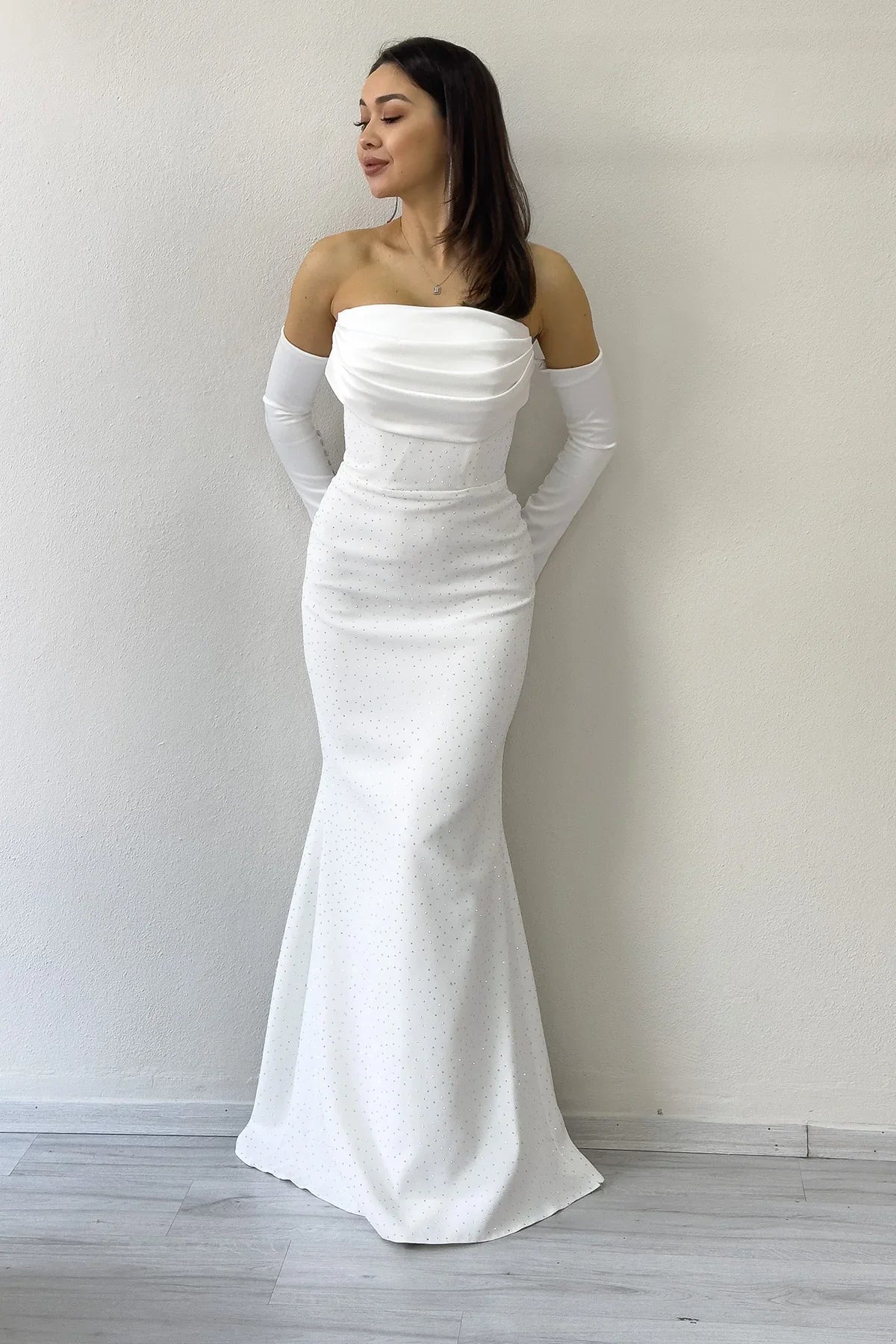 Kadın Taş Detaylı Beyaz Straplez Kol Aksesuarlı Balık Saten Alya Nikah Elbise