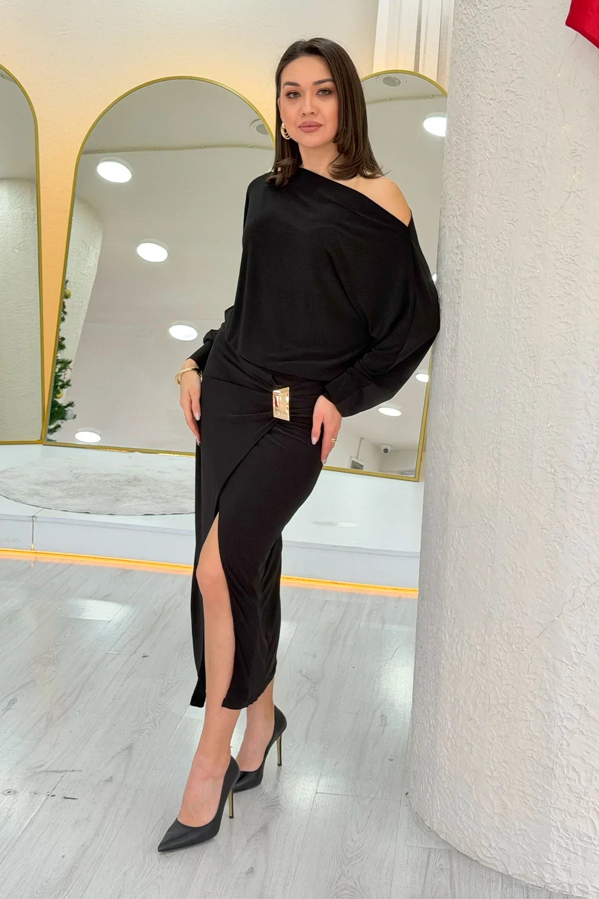 Siyah Yarasa Kol Gold Aksesuar Kayık Yaka Yırtmaçlı Midi Boy Elbise 