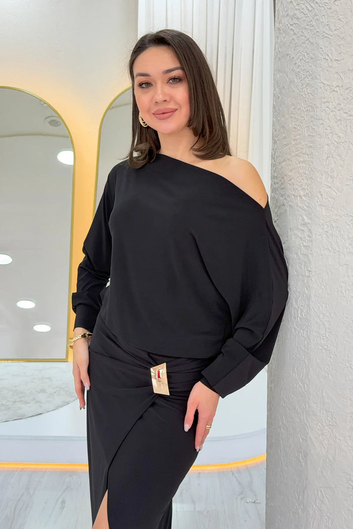 Siyah Yarasa Kol Gold Aksesuar Kayık Yaka Yırtmaçlı Midi Boy Elbise 