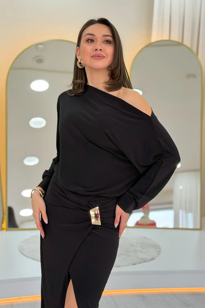 Siyah Yarasa Kol Gold Aksesuar Kayık Yaka Yırtmaçlı Midi Boy Elbise 