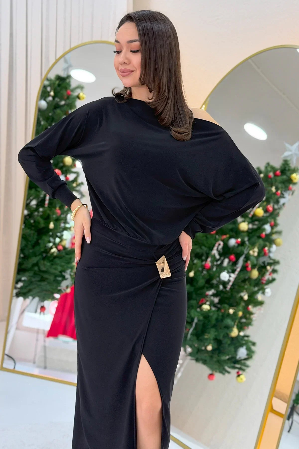 Siyah Yarasa Kol Gold Aksesuar Kayık Yaka Yırtmaçlı Midi Boy Elbise 