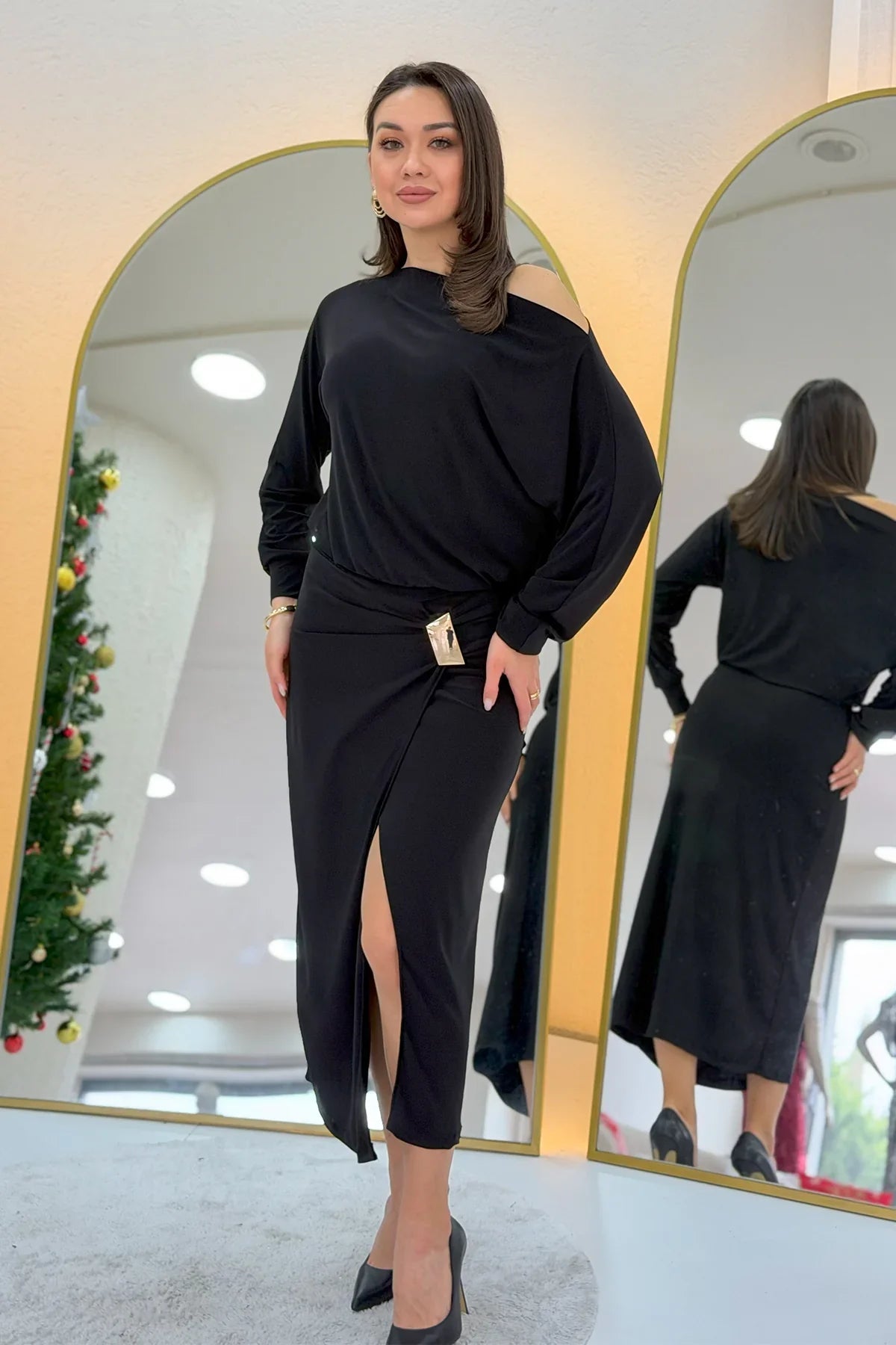 Siyah Yarasa Kol Gold Aksesuar Kayık Yaka Yırtmaçlı Midi Boy Elbise 