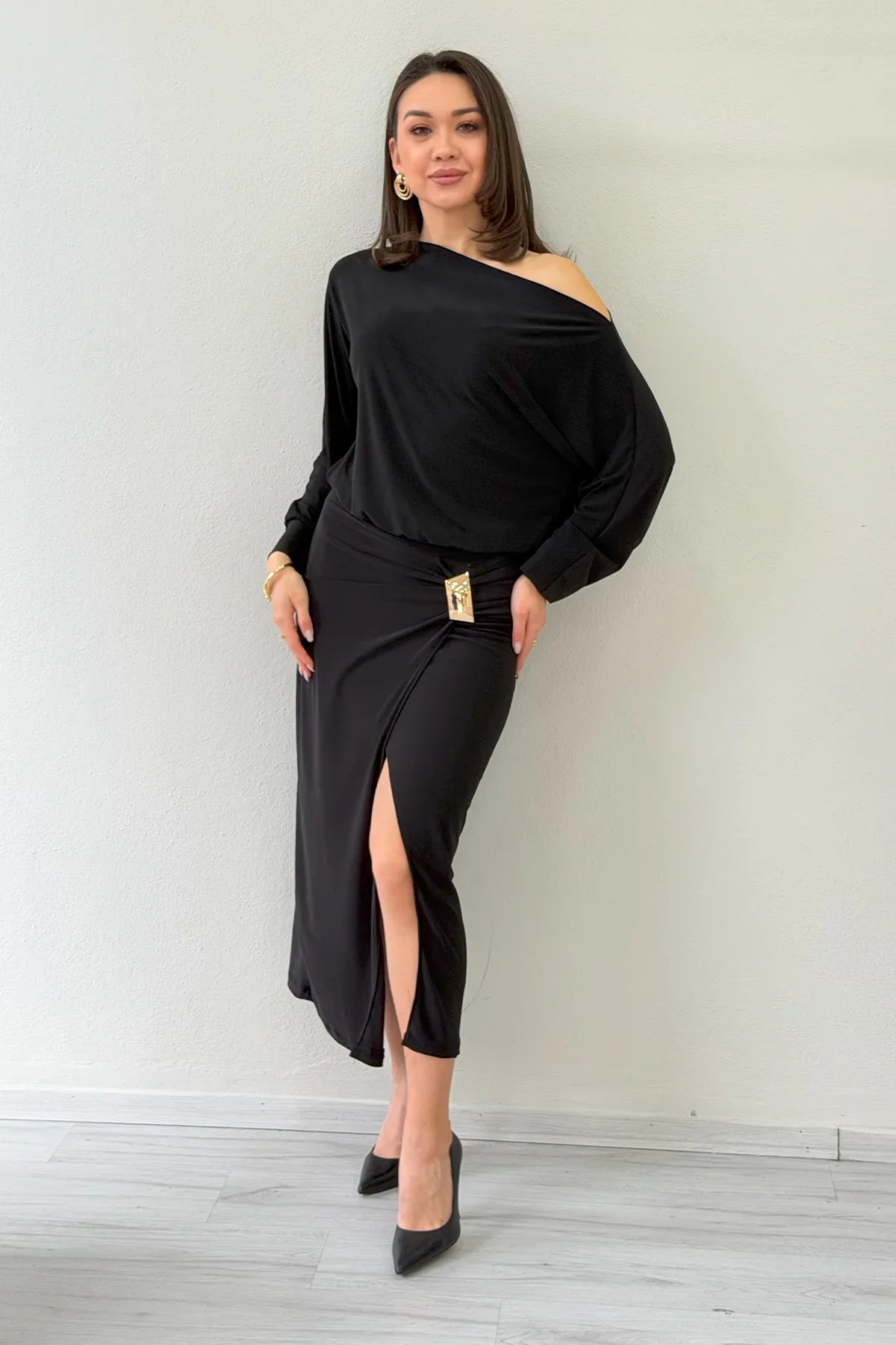 Siyah Yarasa Kol Gold Aksesuar Kayık Yaka Yırtmaçlı Midi Boy Elbise 