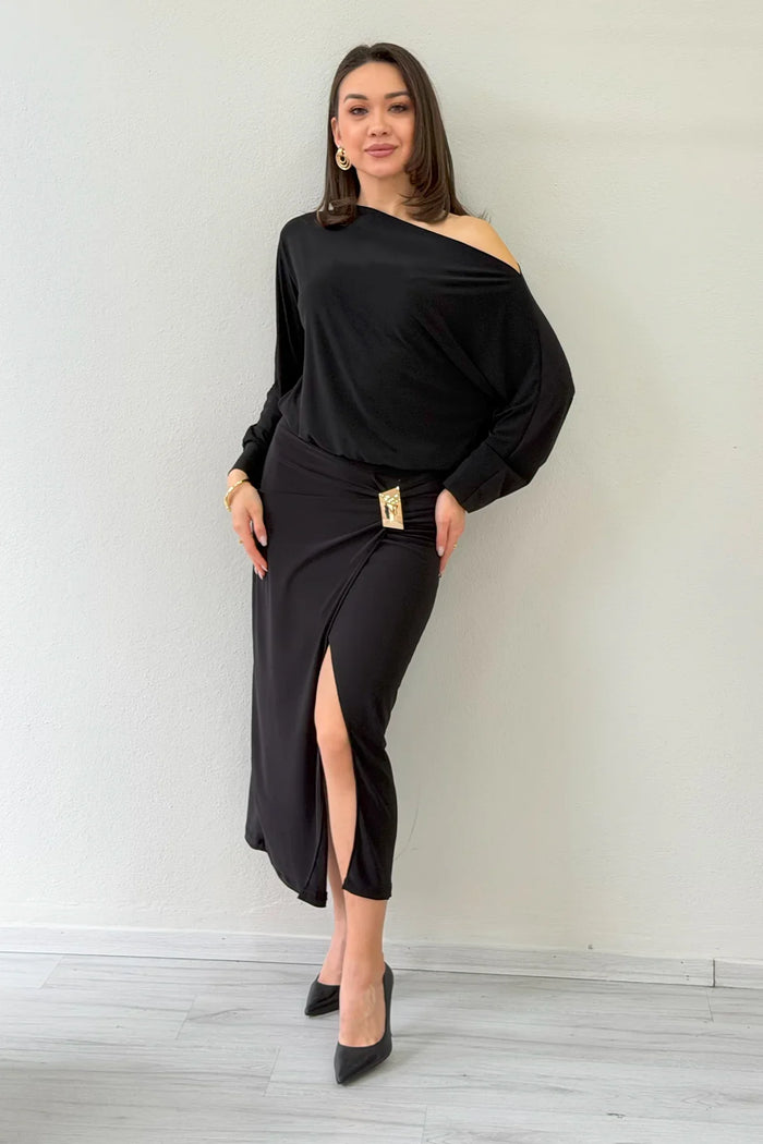 Siyah Yarasa Kol Gold Aksesuar Kayık Yaka Yırtmaçlı Midi Boy Elbise 