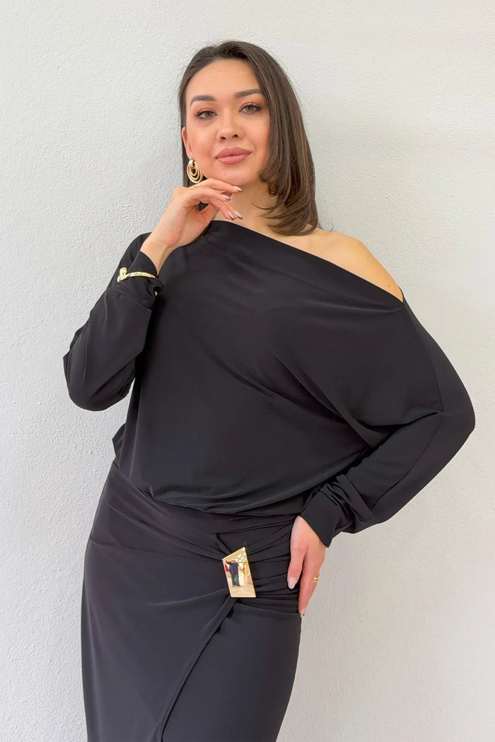 Siyah Yarasa Kol Gold Aksesuar Kayık Yaka Yırtmaçlı Midi Boy Elbise 