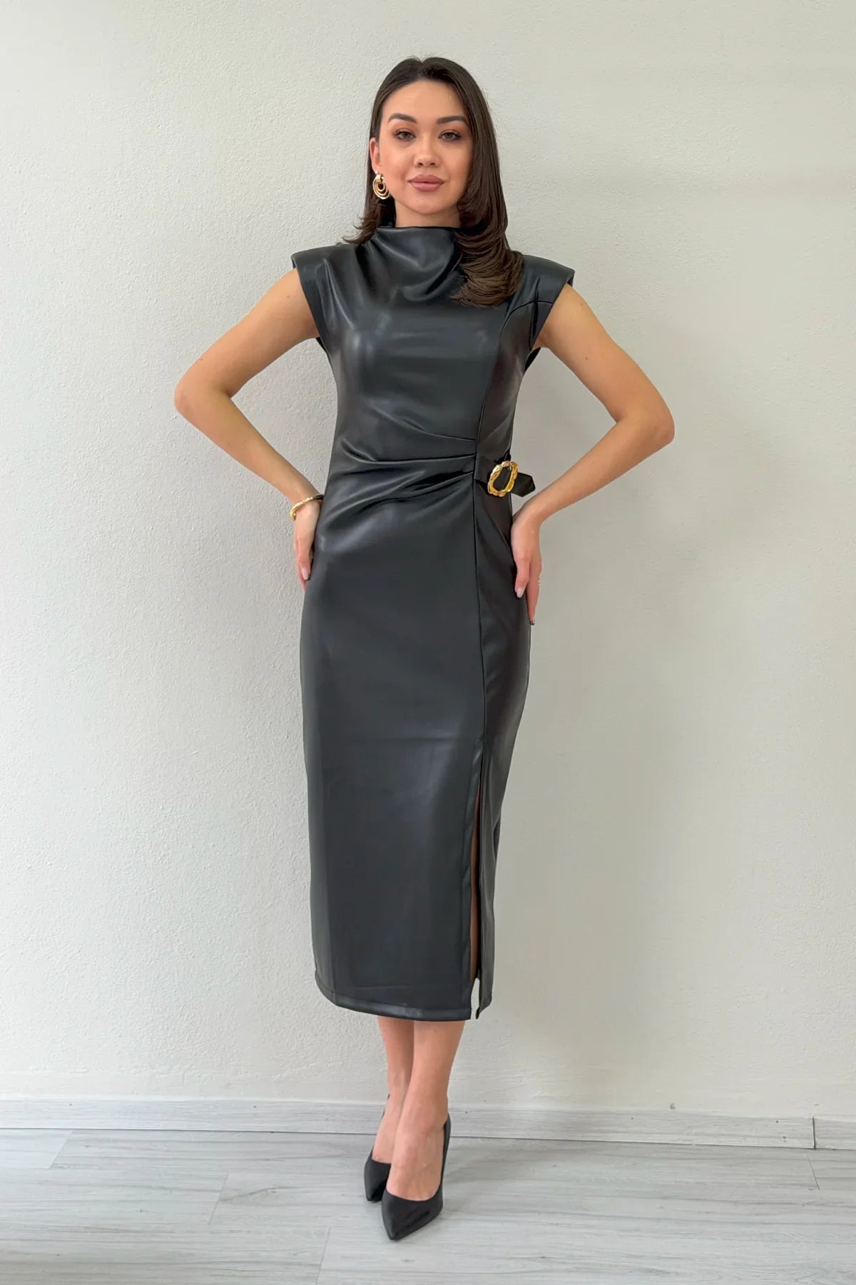 Kadın Dik Yaka Vatkalı Kemer Detaylı Midi Boy Deri Elbise 