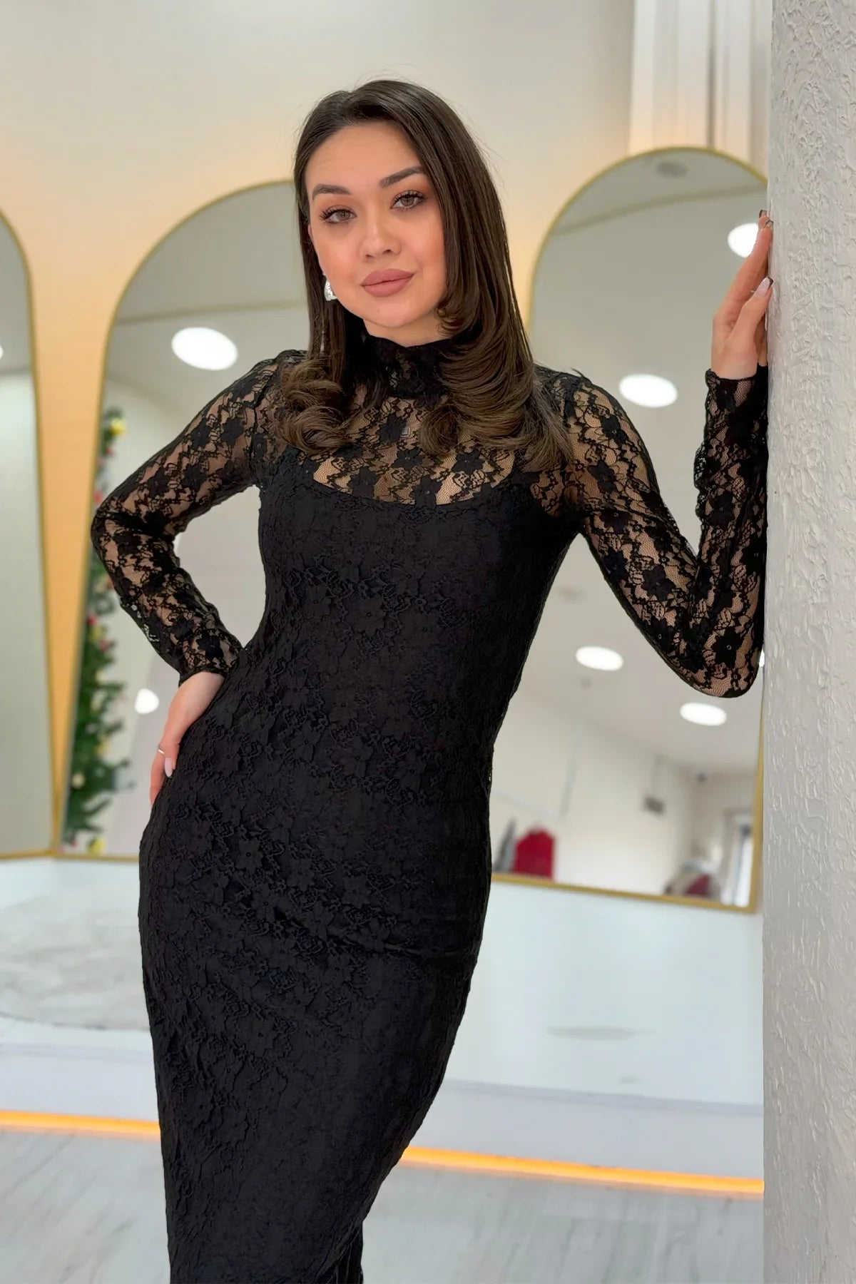Siyah İç Astarlı Dik Yaka Midi Boy Dantel Elbise 