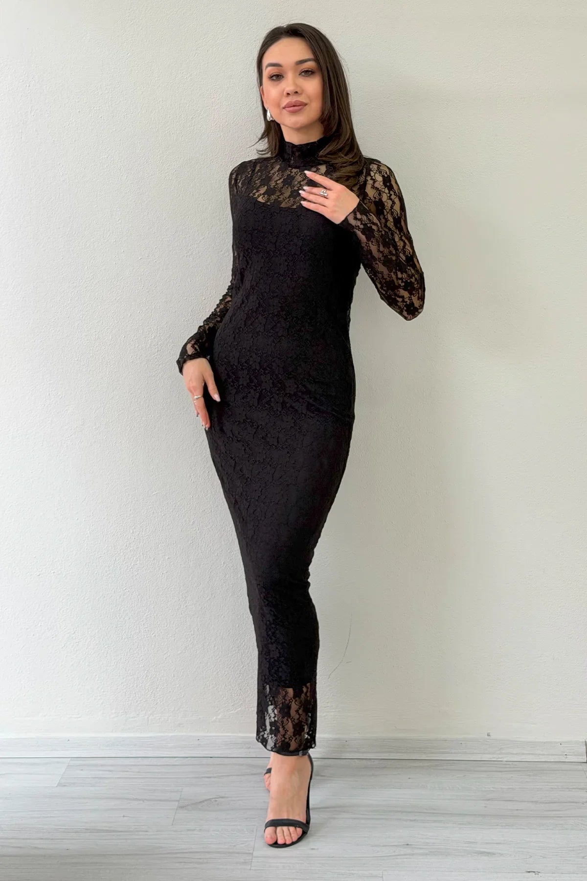 Siyah İç Astarlı Dik Yaka Midi Boy Dantel Elbise 