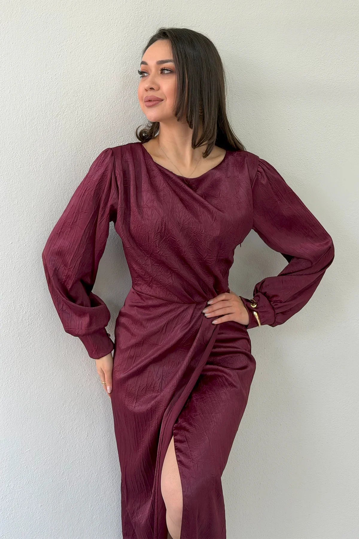 Bordo Saten Drape Detaylı Yırtmaçlı Abiye Elbise 