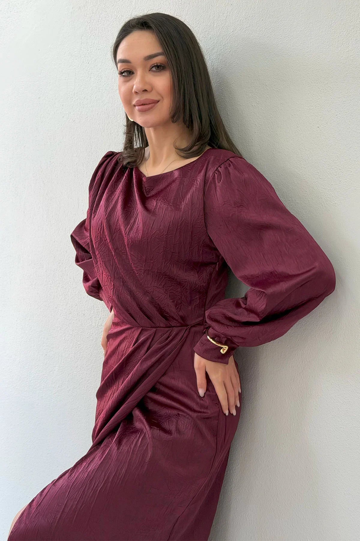 Bordo Saten Drape Detaylı Yırtmaçlı Abiye Elbise 