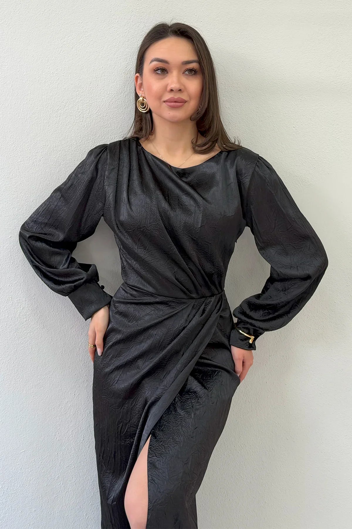 Siyah Saten Drape Detaylı Yırtmaçlı Abiye Elbise 