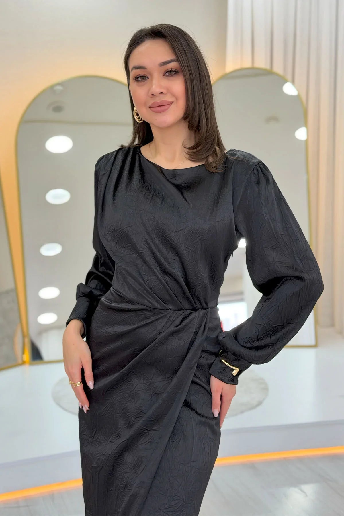 Siyah Saten Drape Detaylı Yırtmaçlı Abiye Elbise 