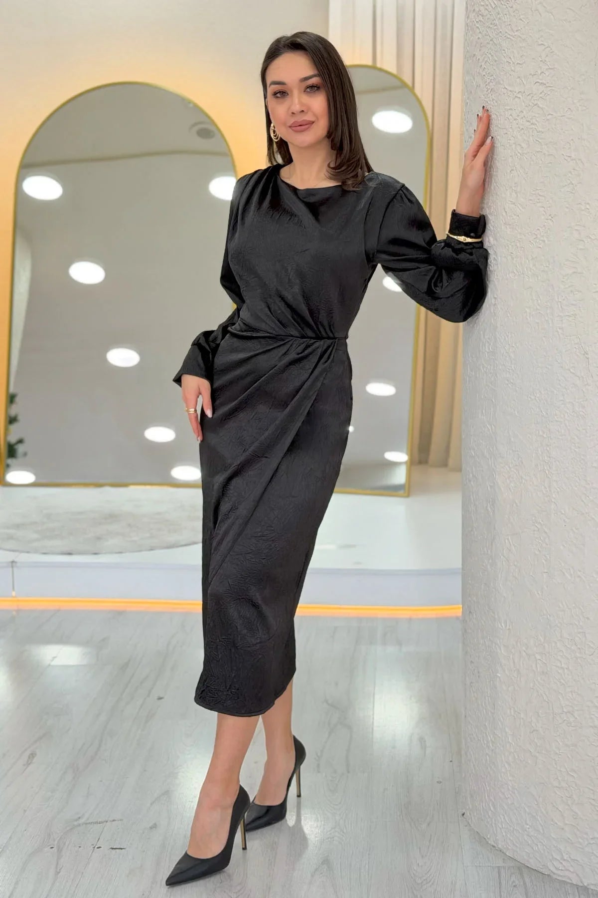 Siyah Saten Drape Detaylı Yırtmaçlı Abiye Elbise 