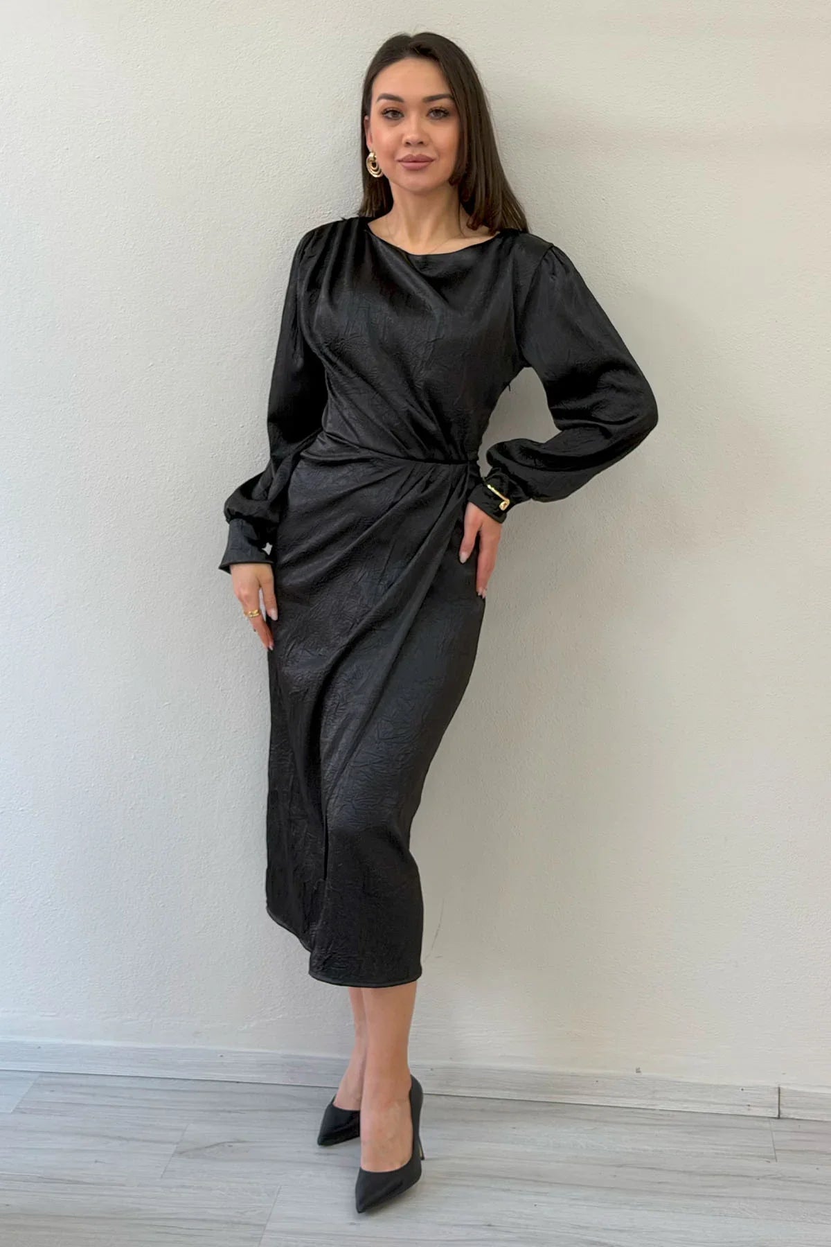 Siyah Saten Drape Detaylı Yırtmaçlı Abiye Elbise 