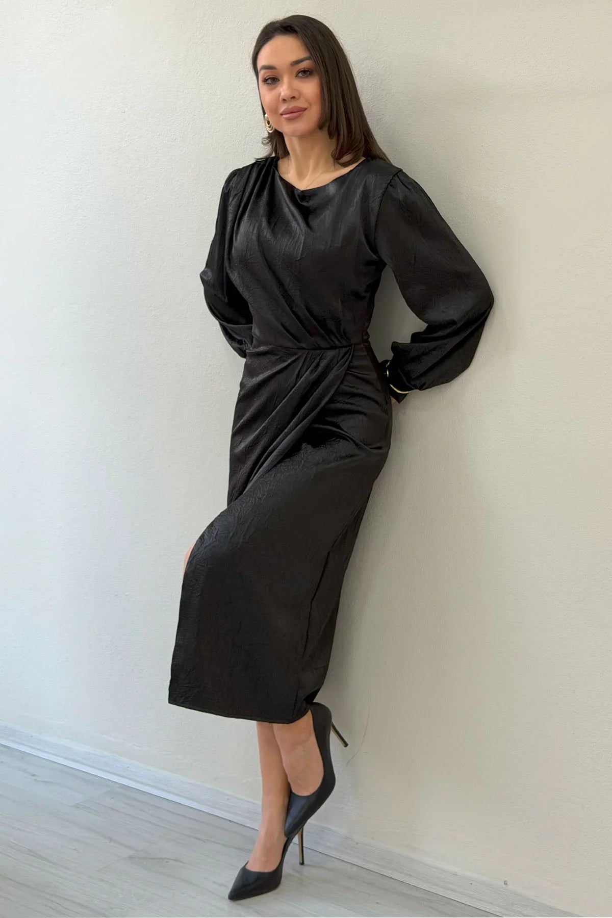 Siyah Saten Drape Detaylı Yırtmaçlı Abiye Elbise 