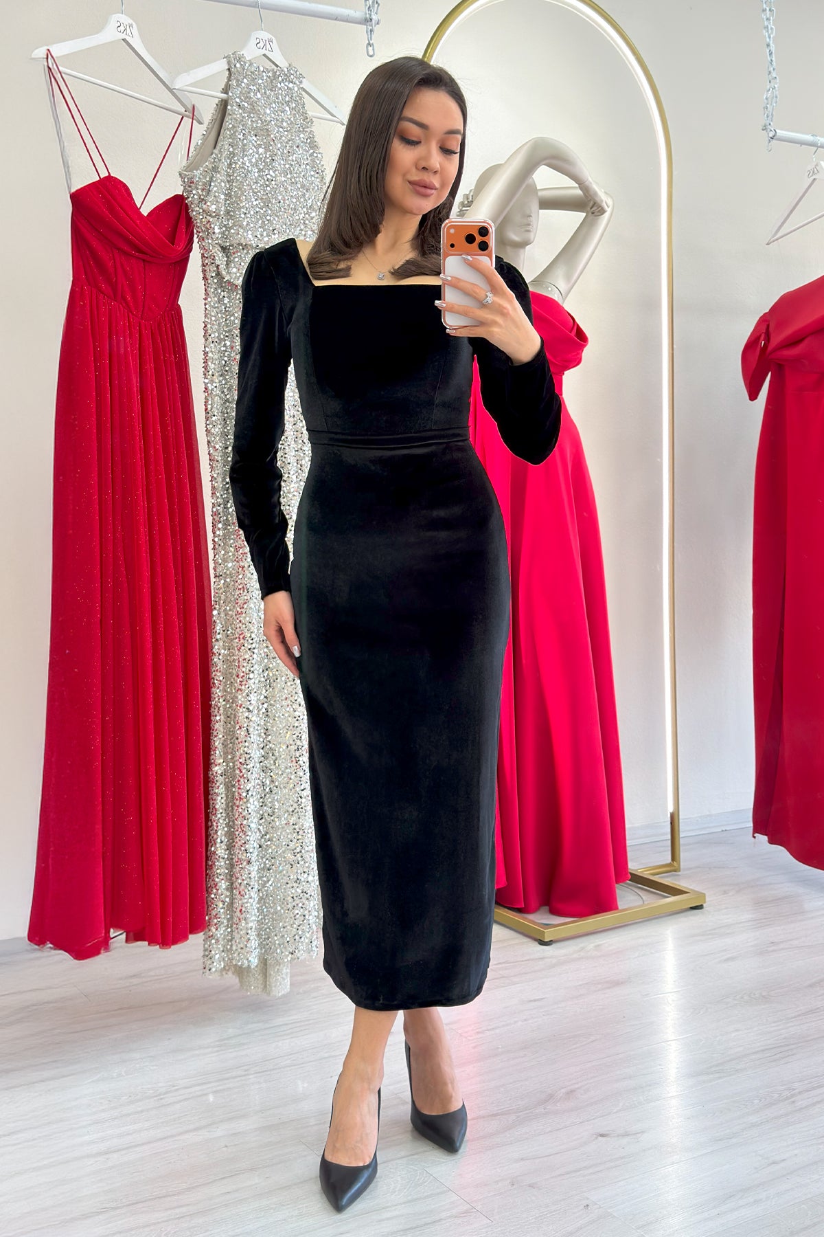 Siyah Kare Yaka Kadife Midi Boy Elbise